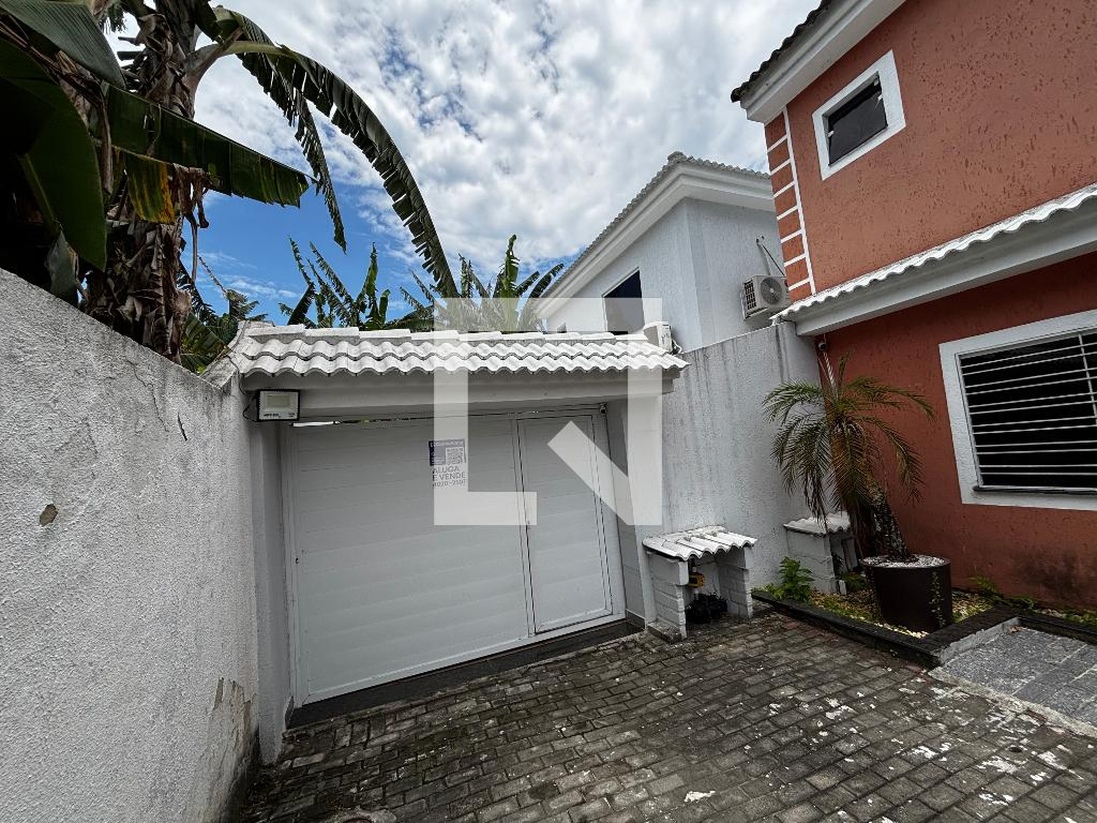 Fachada Condomínio em Rua Doutor Crespo, 19