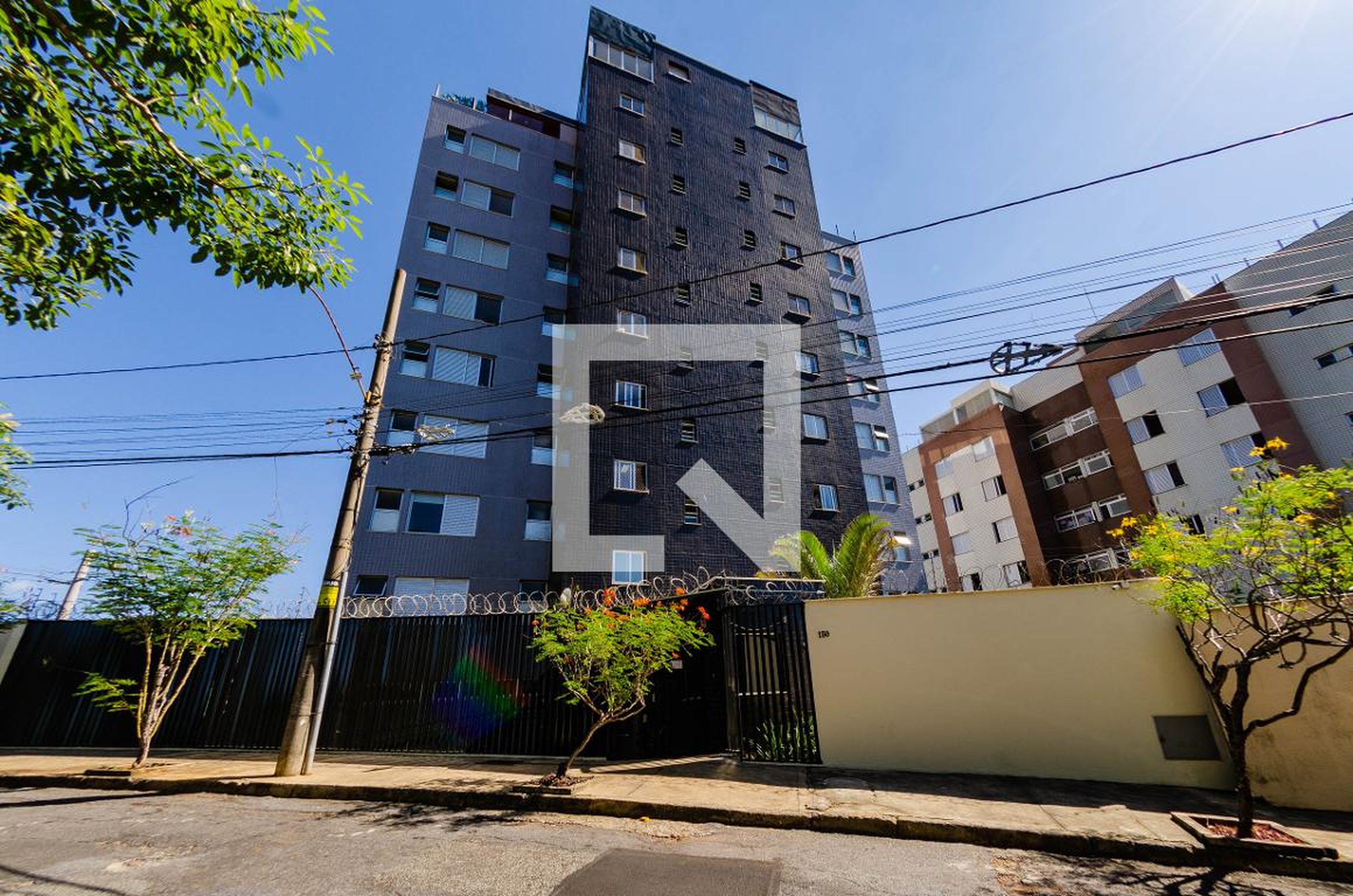 Fachada Condomínio em Rua Madre Cândida, 150