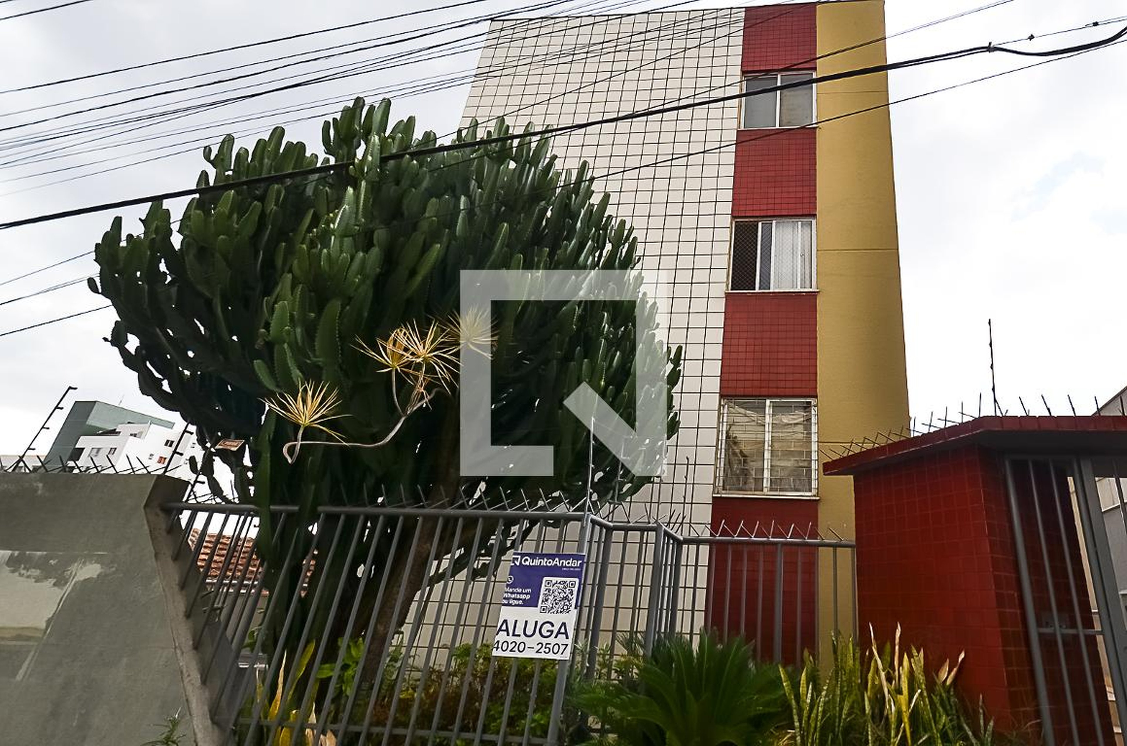 Fachada Condomínio em Rua Jussara, 395