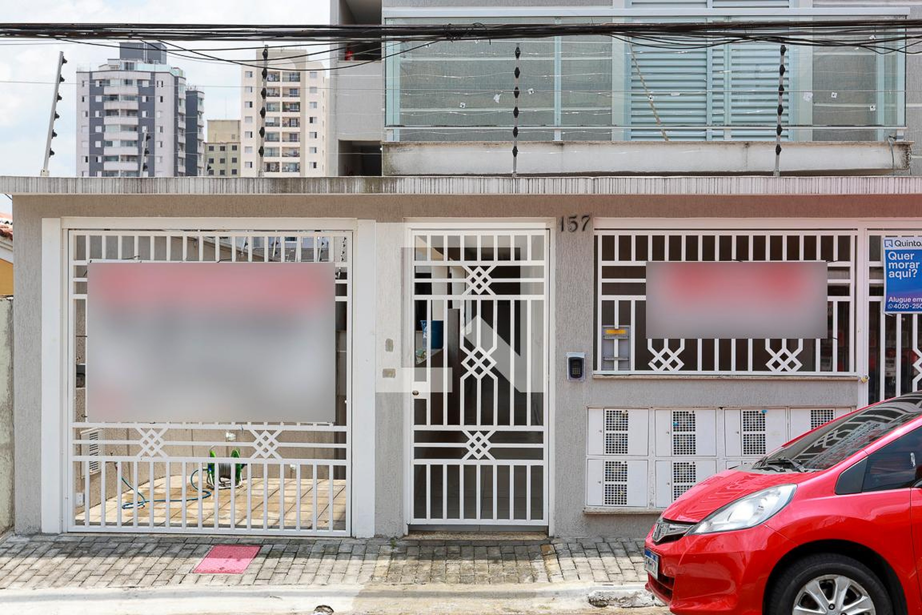 Fachada do condomínio Condomínio em Rua Nelson, 157