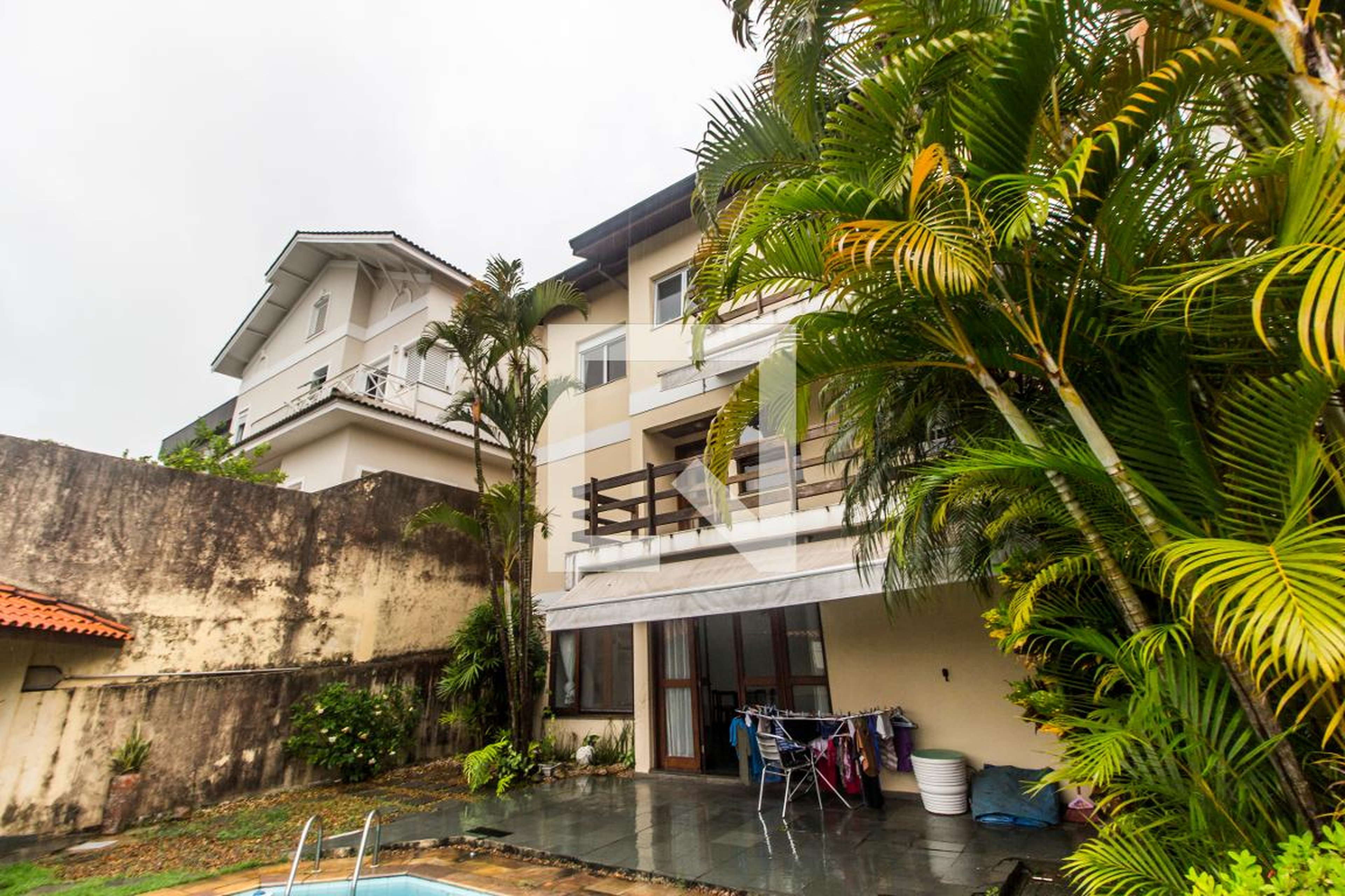 Fachada Condomínio em Alameda das Zínias, 100