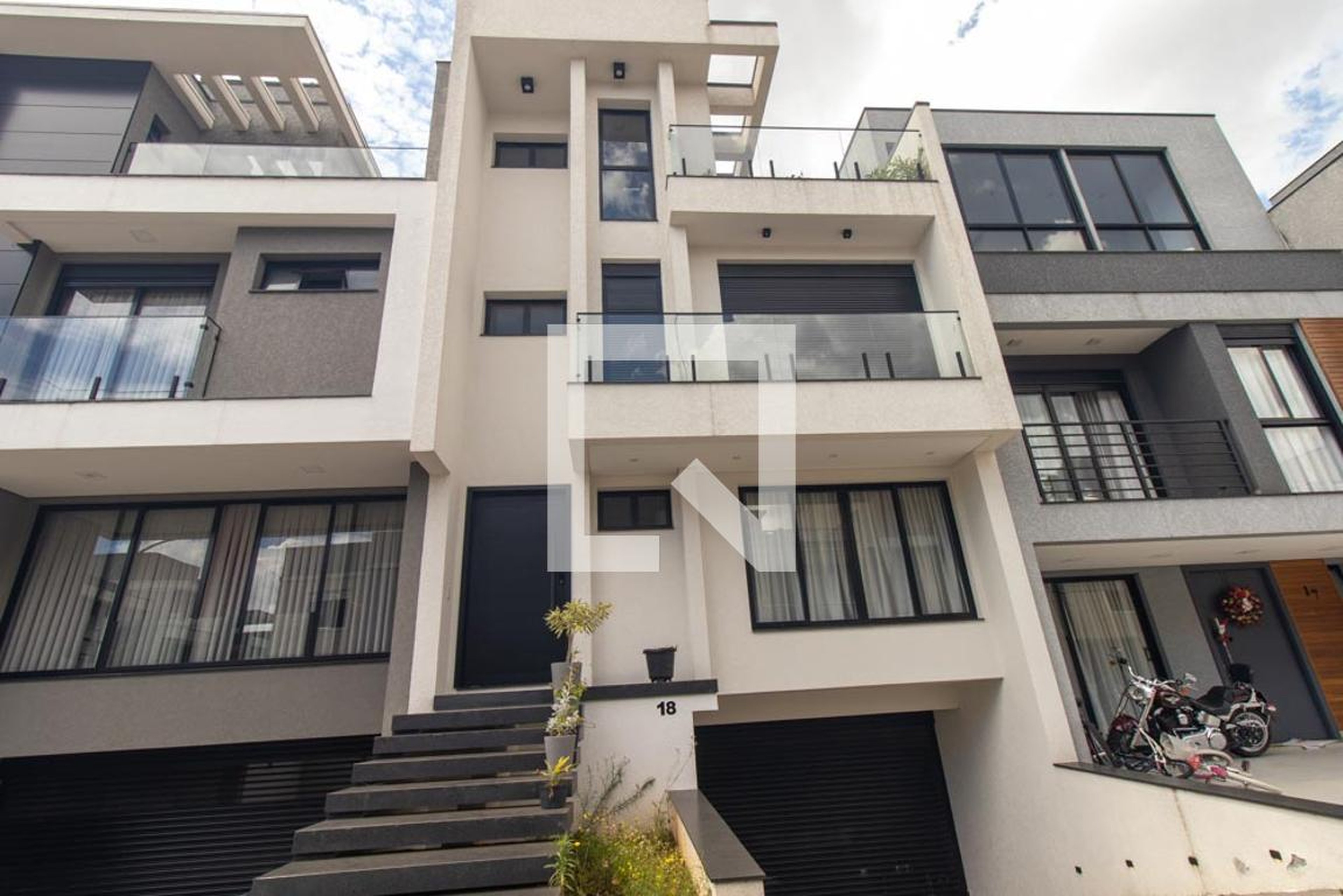 Fachada Condomínio em Rua Mário Gomes Cezar, 900