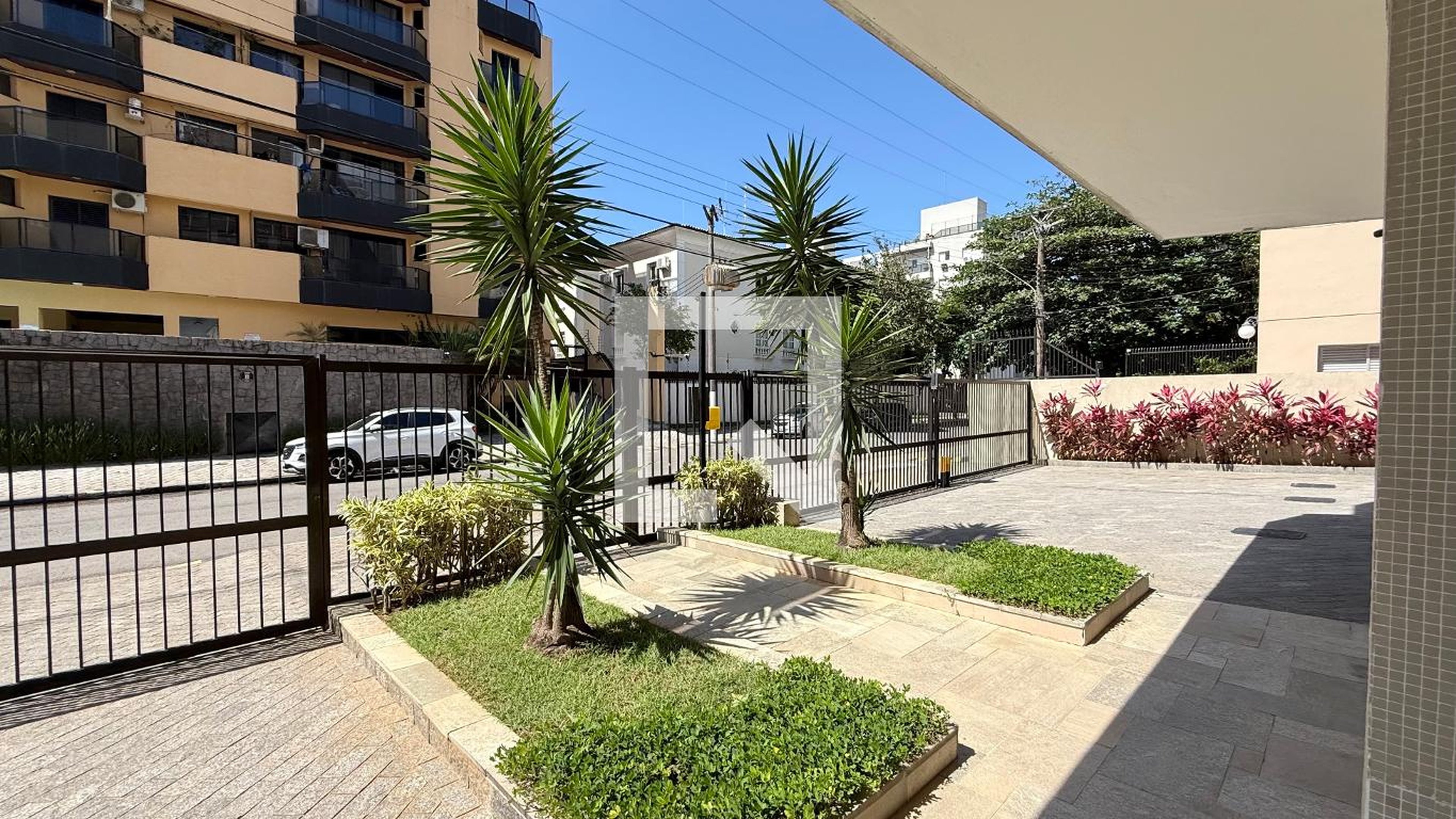 Fachada Condomínio em Rua Dona Vitória Yunes Stefano, 585