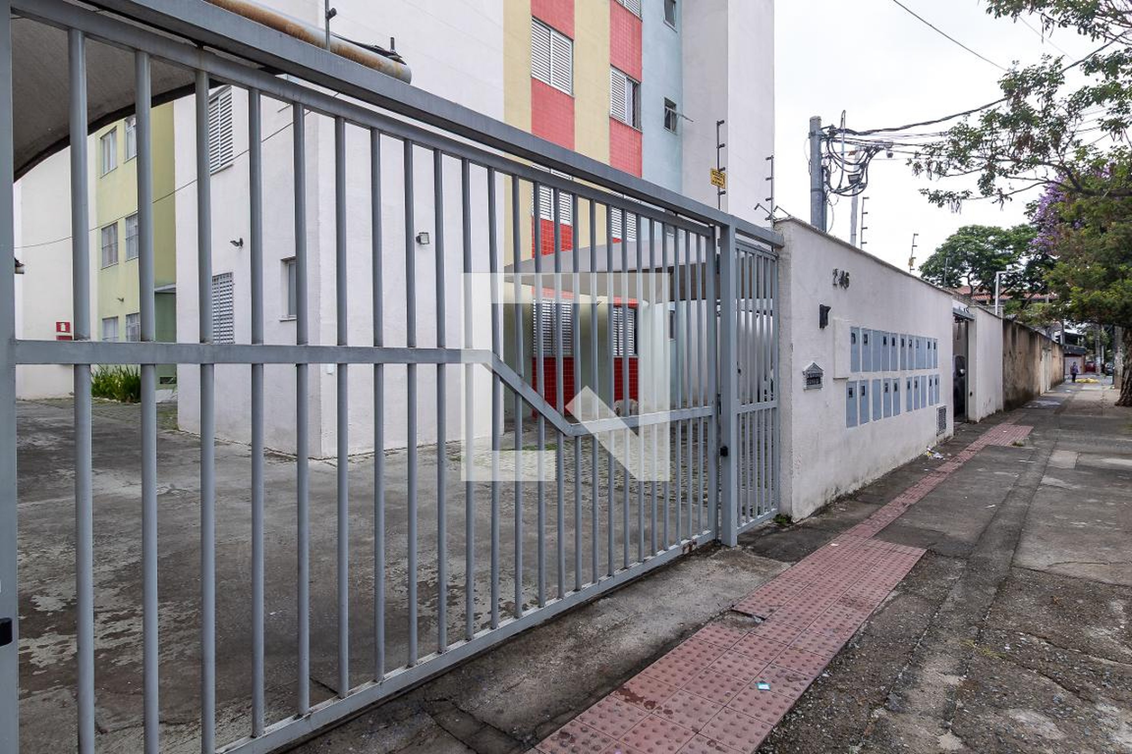 Fachada Condomínio em Rua Carlos Alberto, 246