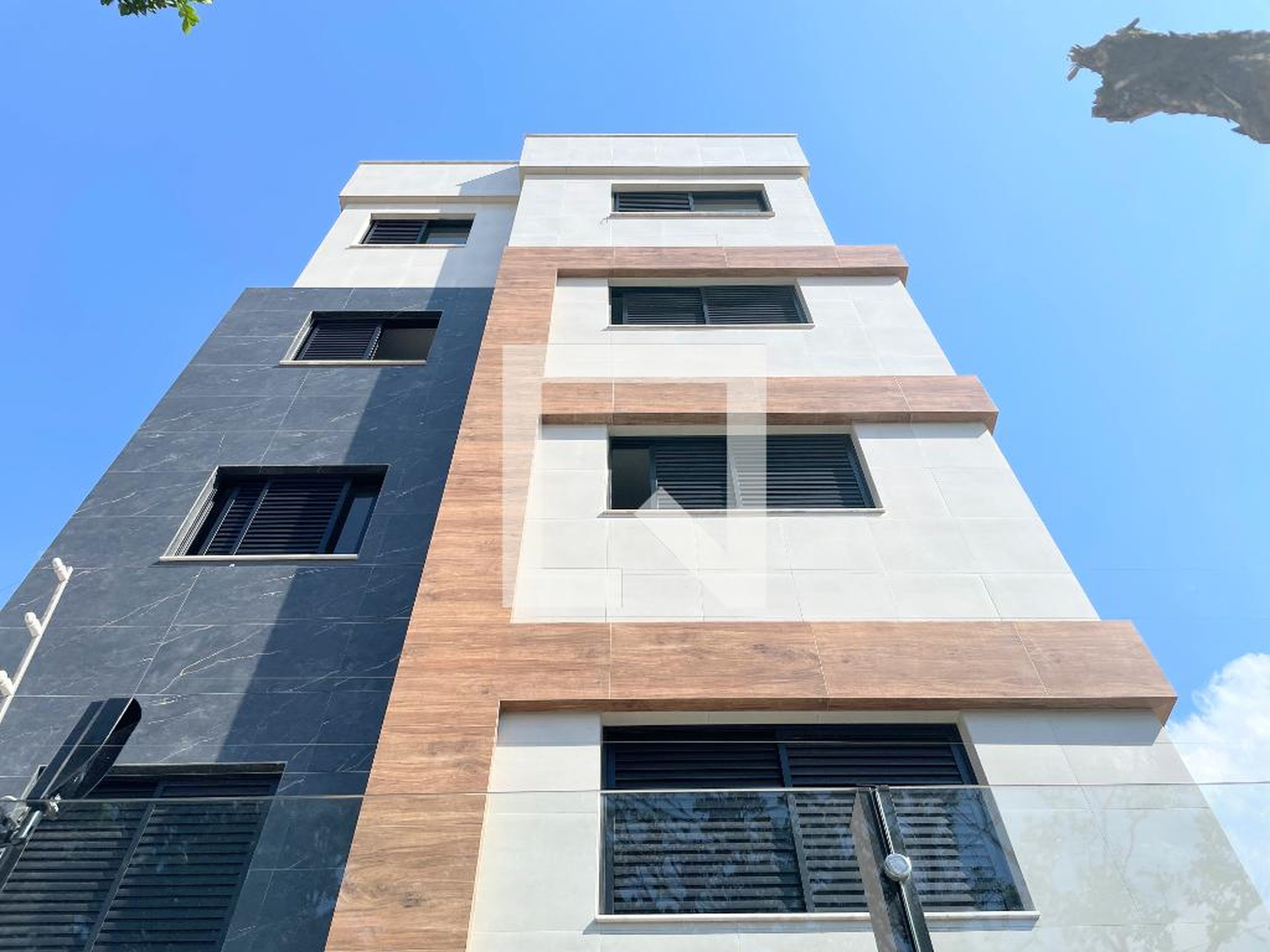 Fachada Condomínio em Rua Coronel Leri Santos, 190