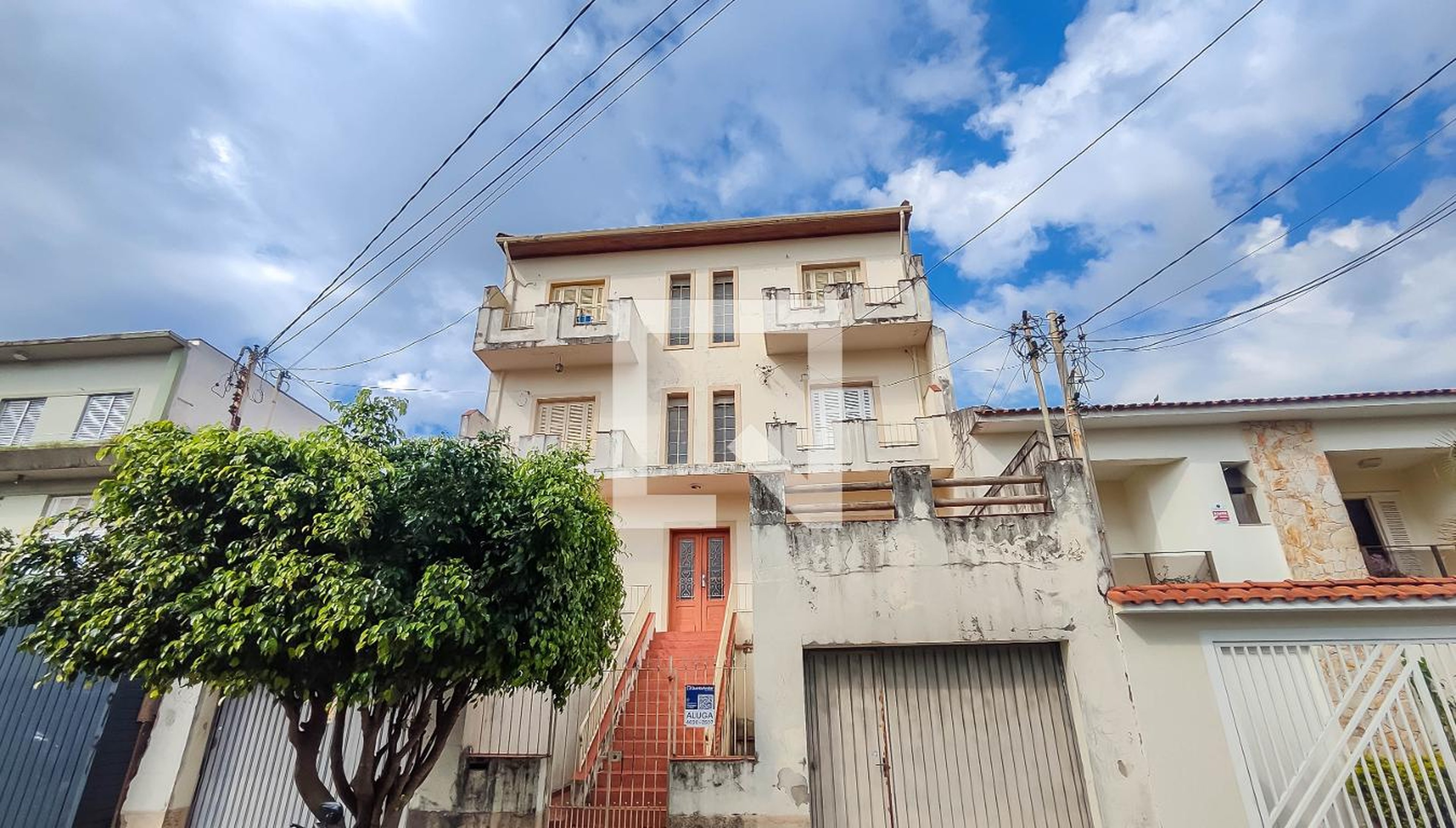 Fachada do Prédio Condomínio em Rua Guajurus, 205