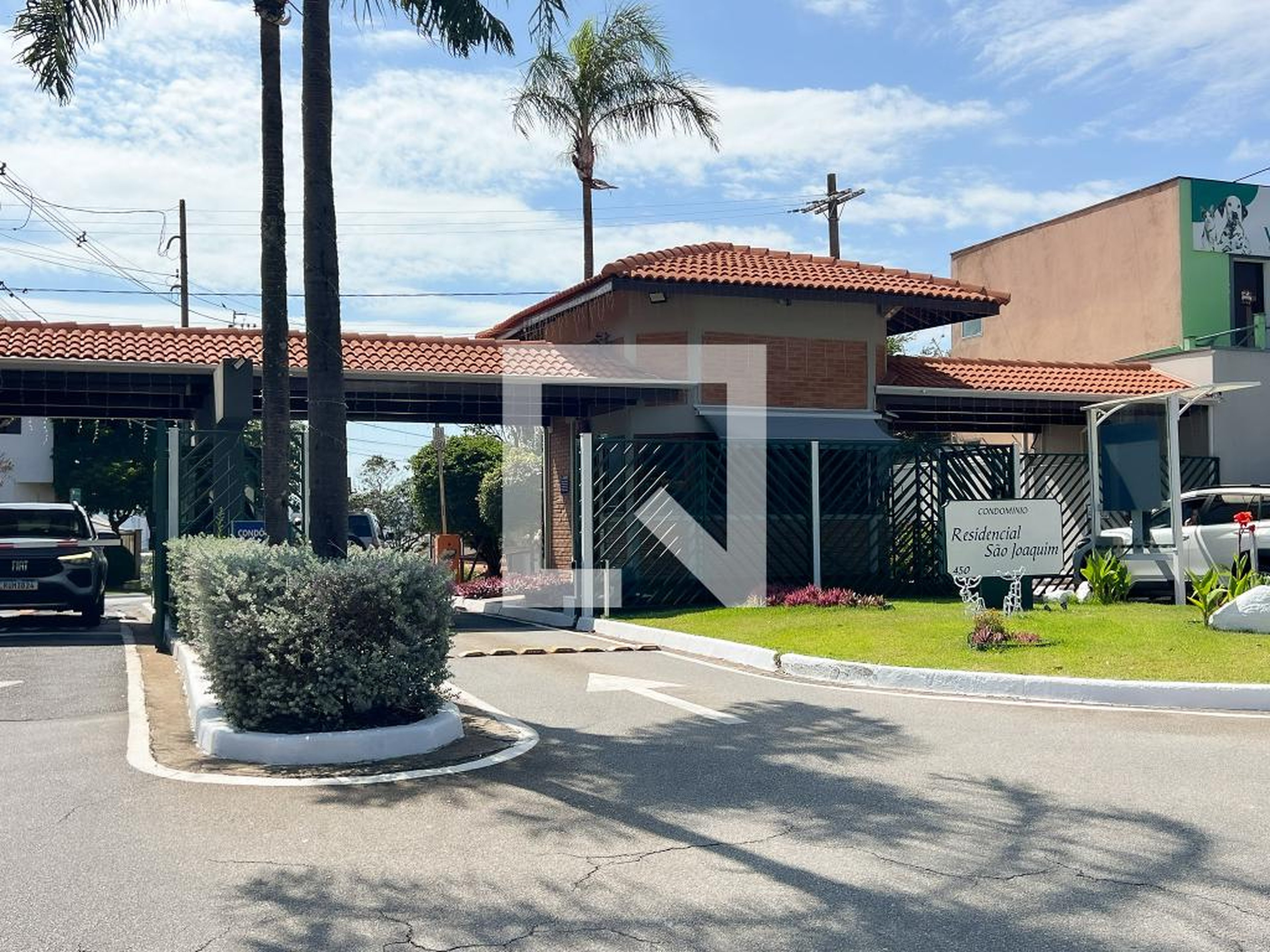 Fachada do Condomínio Condomínio em Estrada Municipal do Roncáglia, 450