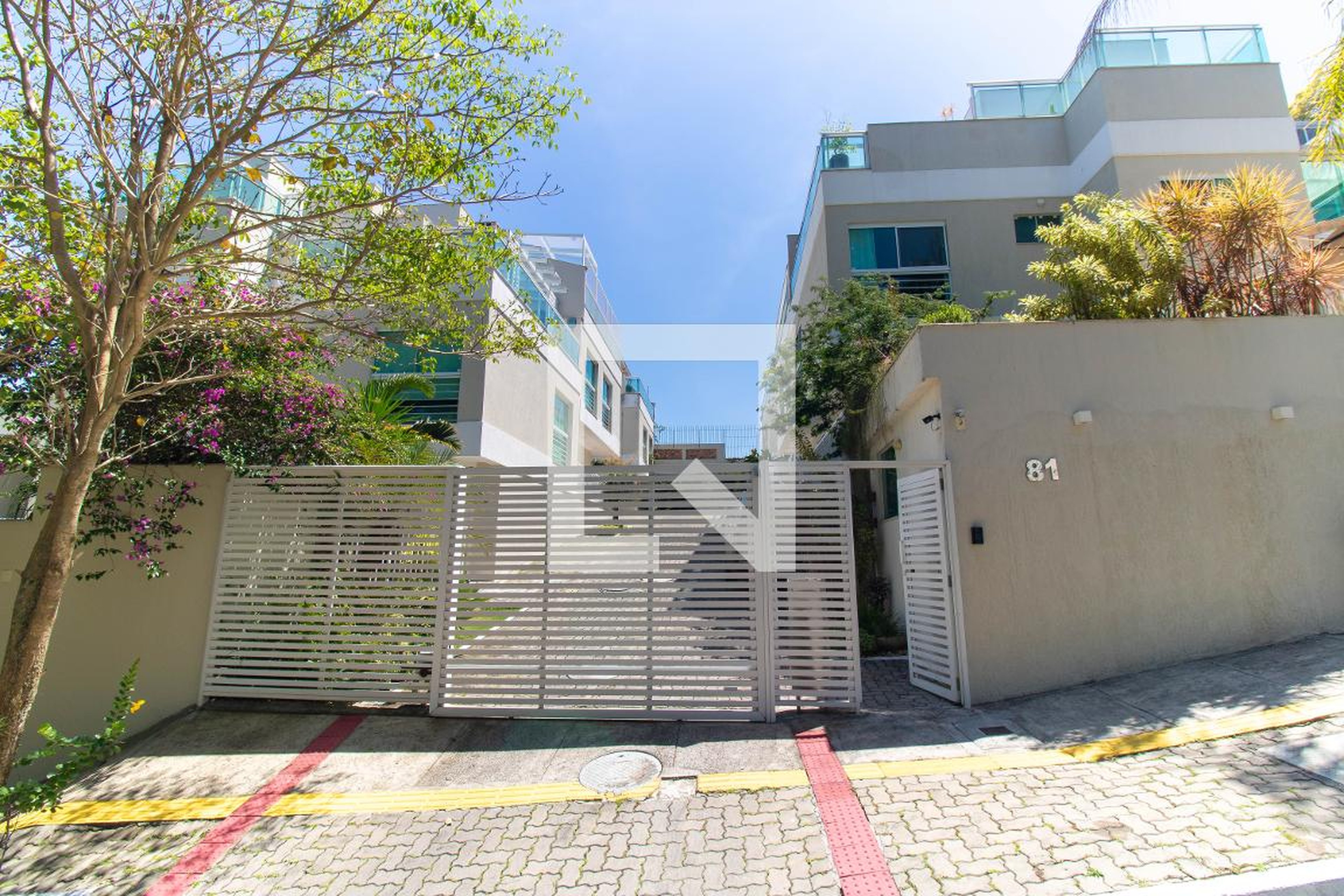 Fachada Condomínio em Rua Doutor Oliveira Botelho, 81