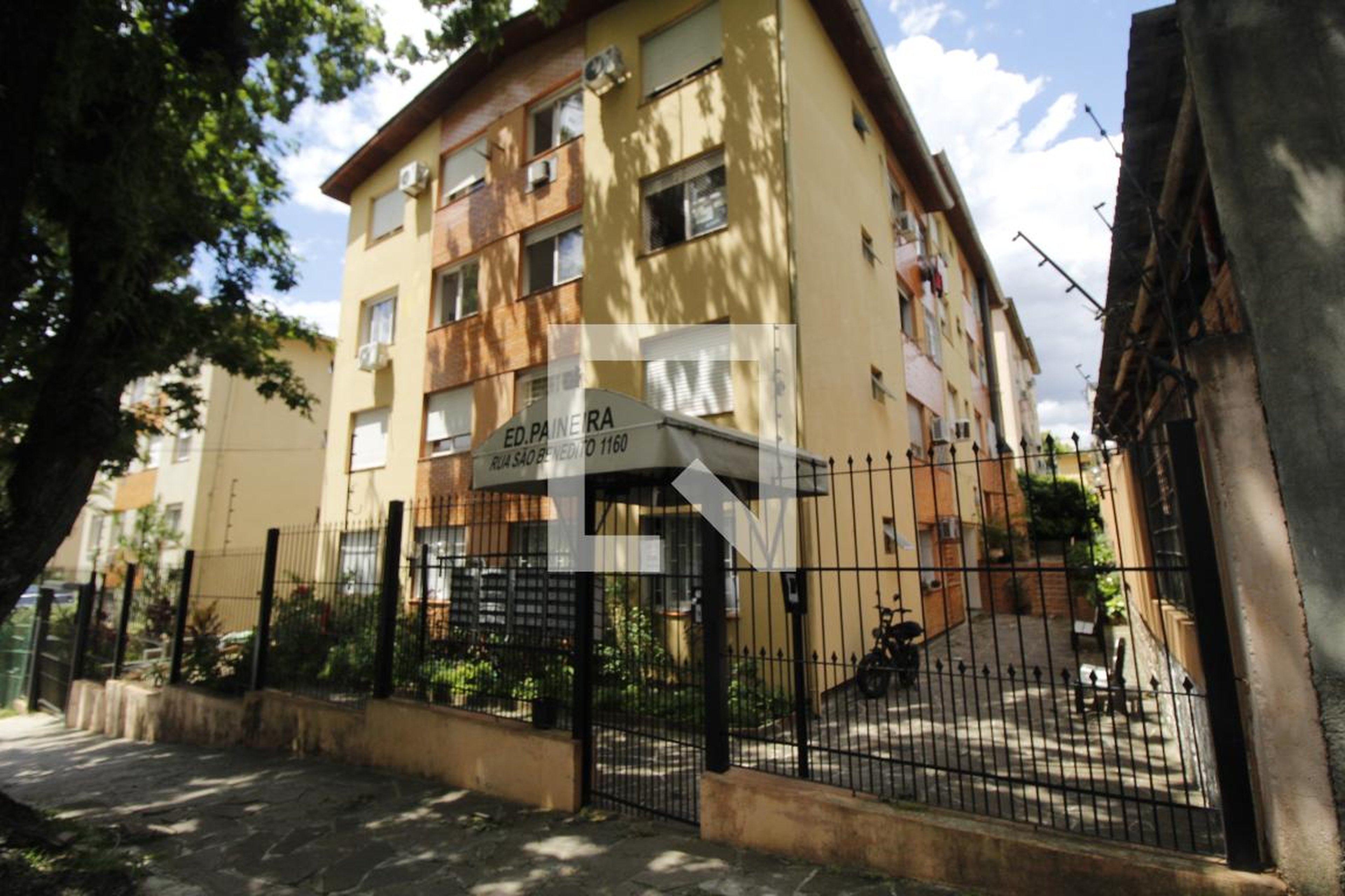 Fachada Condomínio em Rua São Benedito, 160