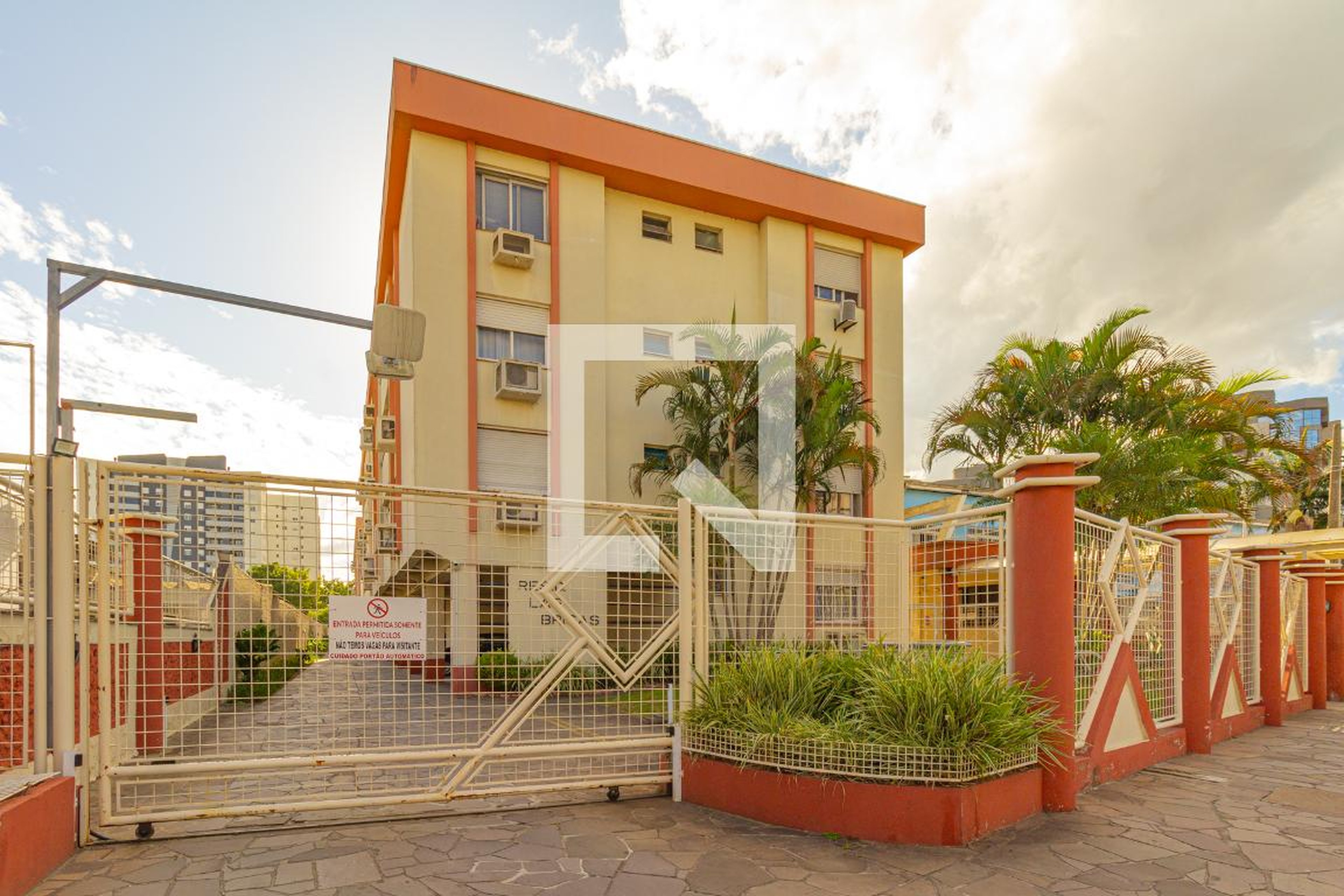 Fachada do Condomínio Condomínio Las Brisas