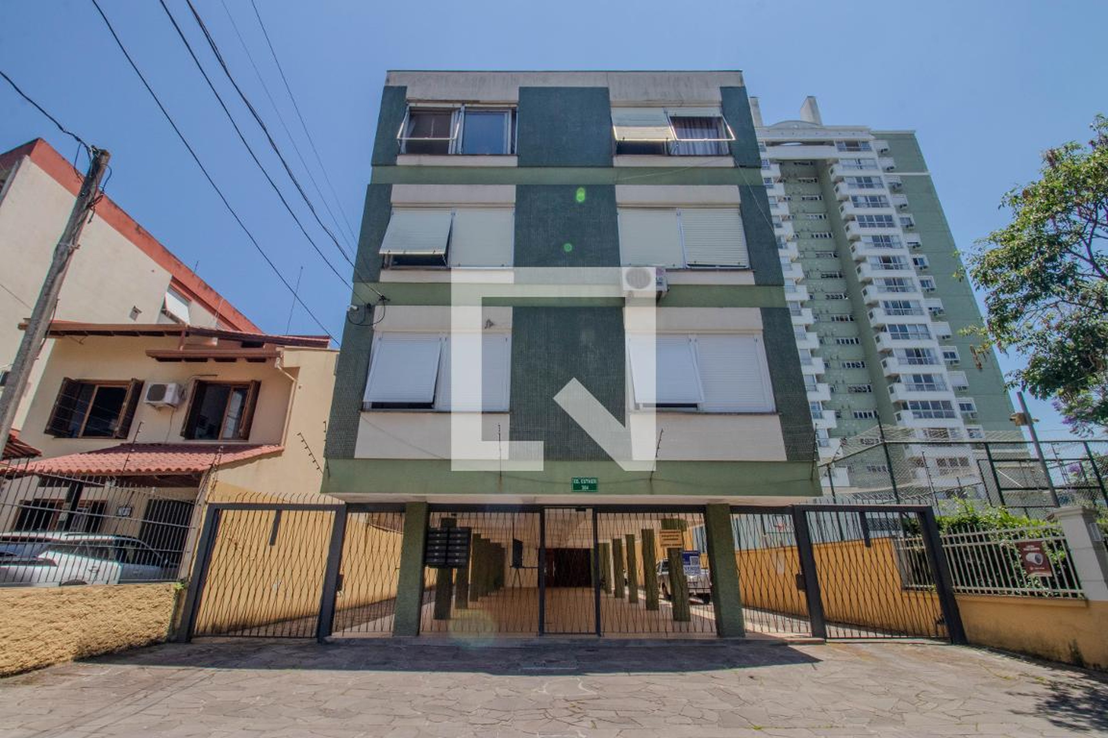 Fachada Condomínio em Avenida Taquara, 304