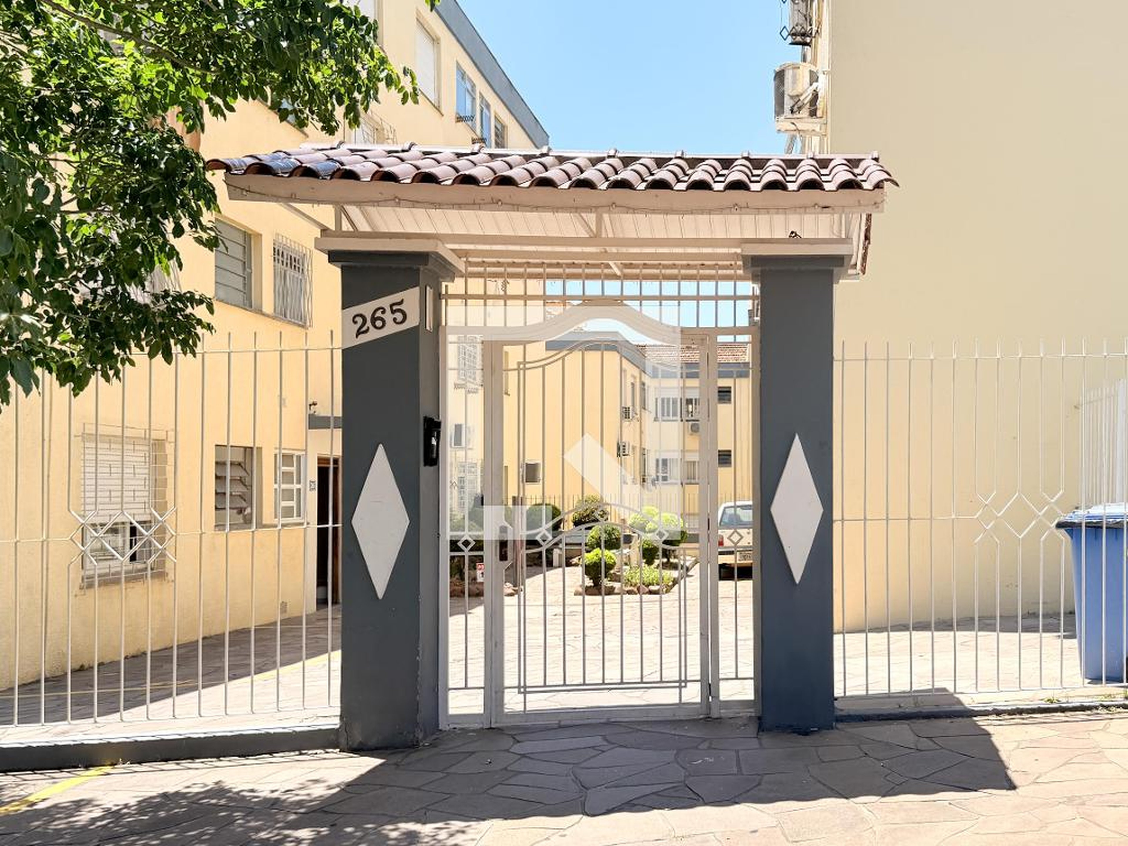 Fachada Condomínio em Rua Cipó, 645