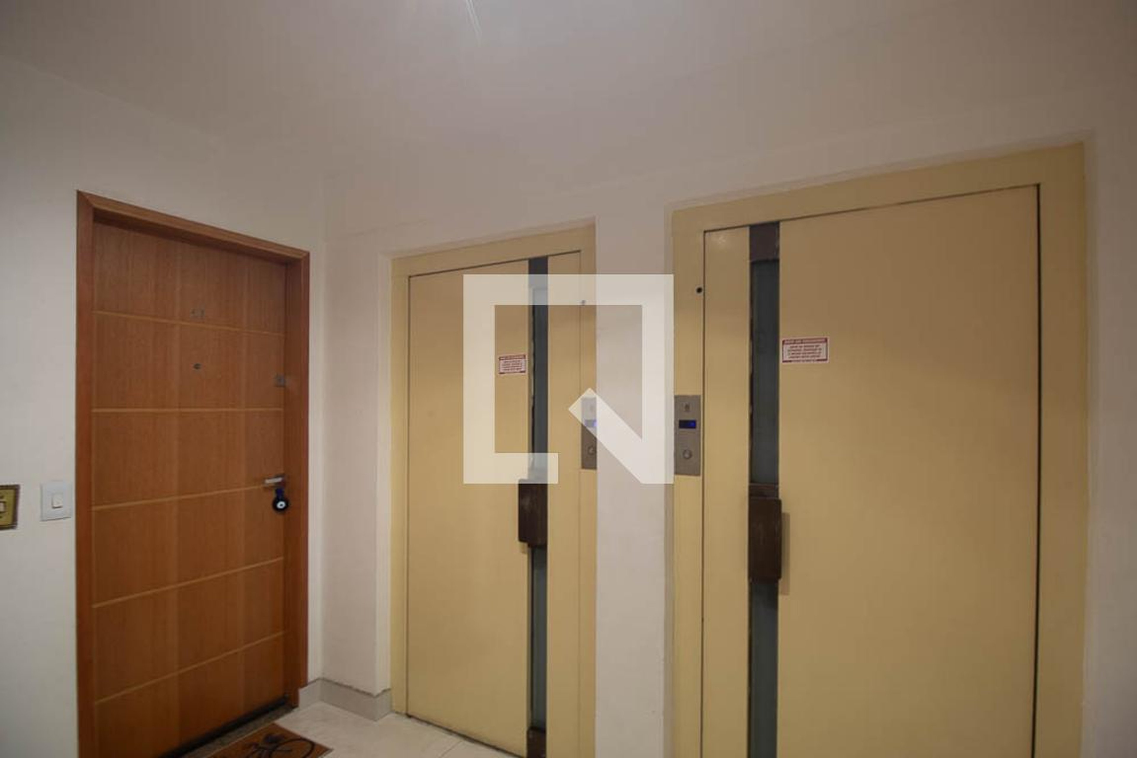 Elevador - Regis e Claudia