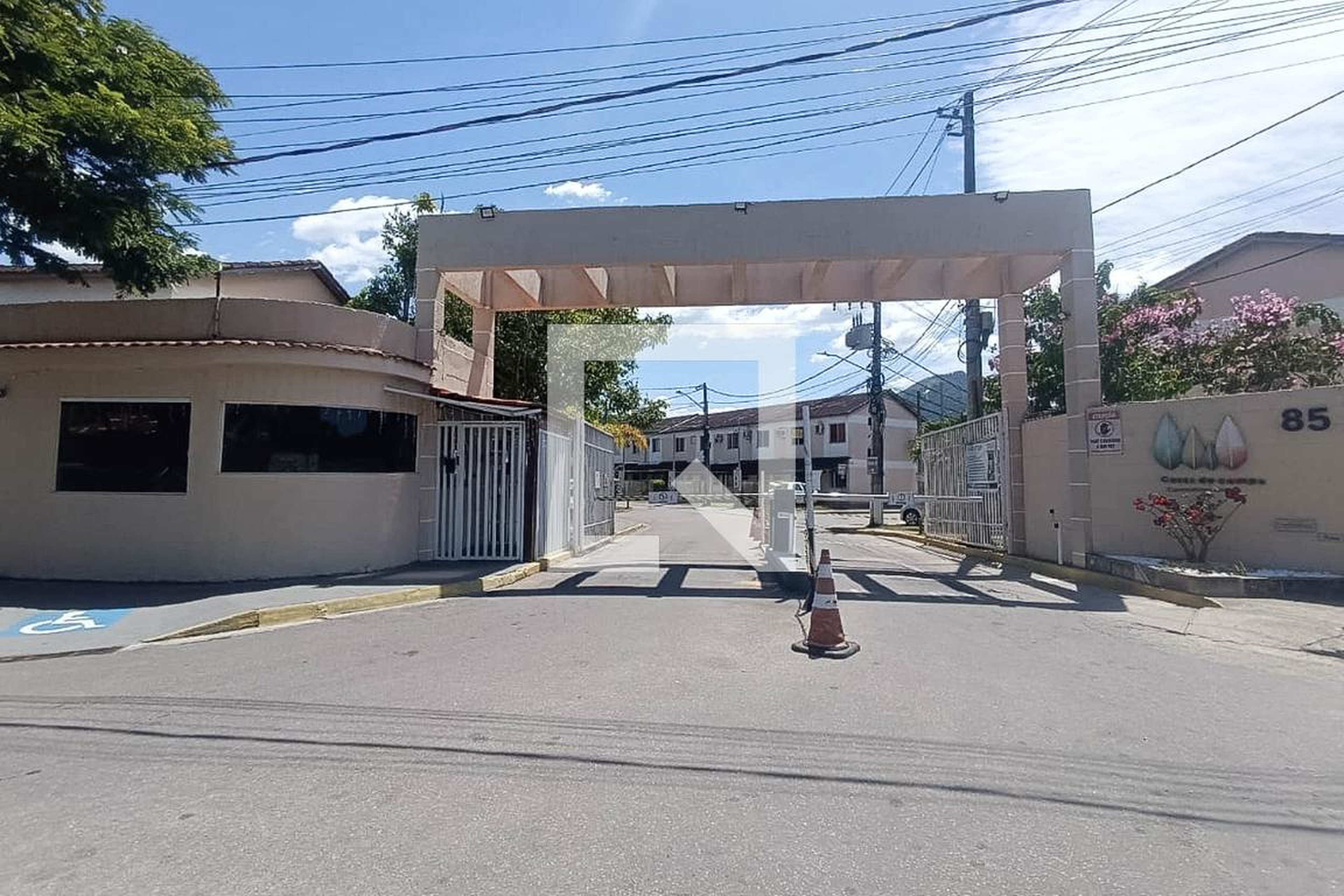 Fachada do condomínio Condomínio em Rua Rosada, 85