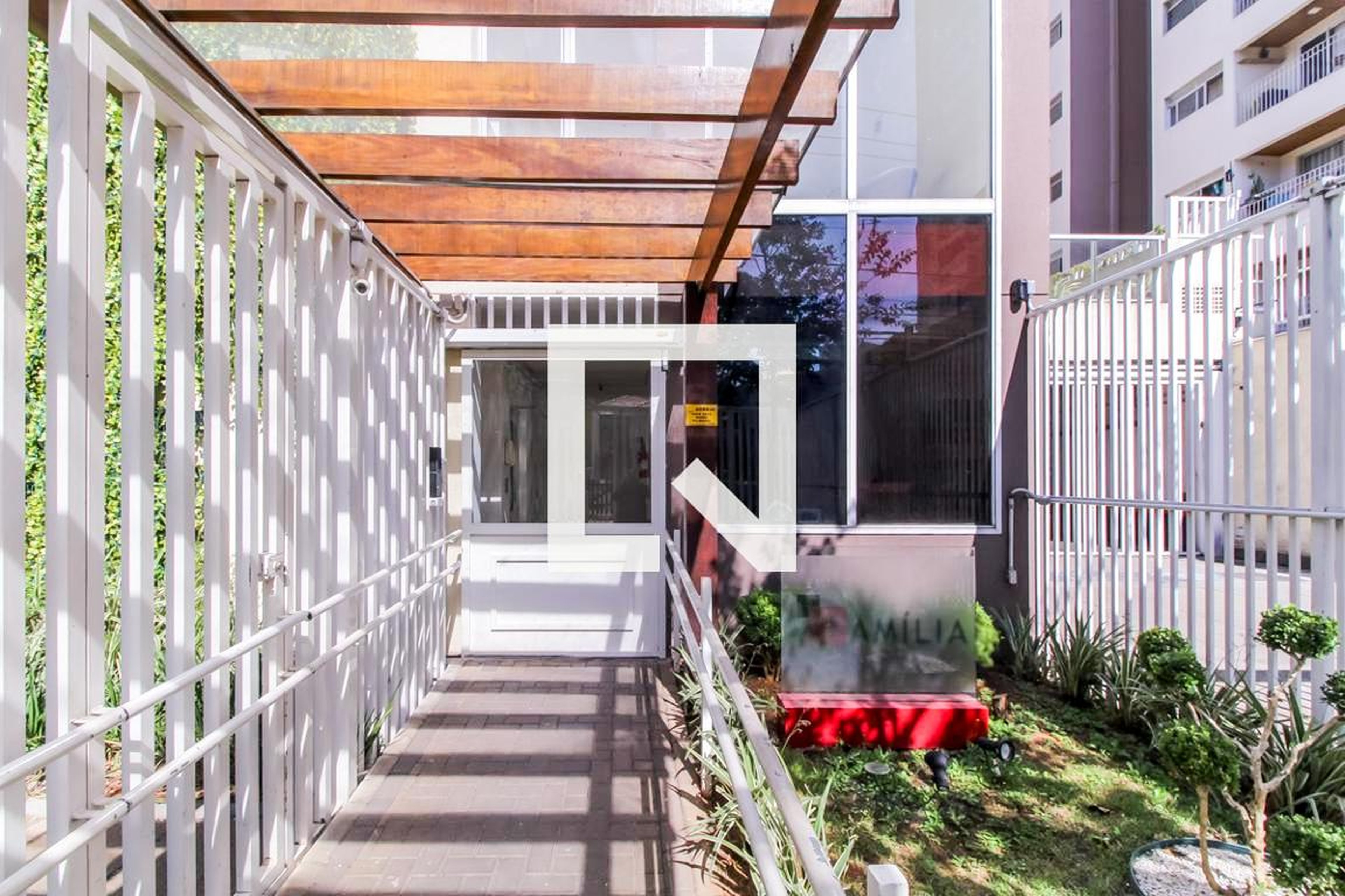 Entrada do prédio - Residencial Família Vila Ema