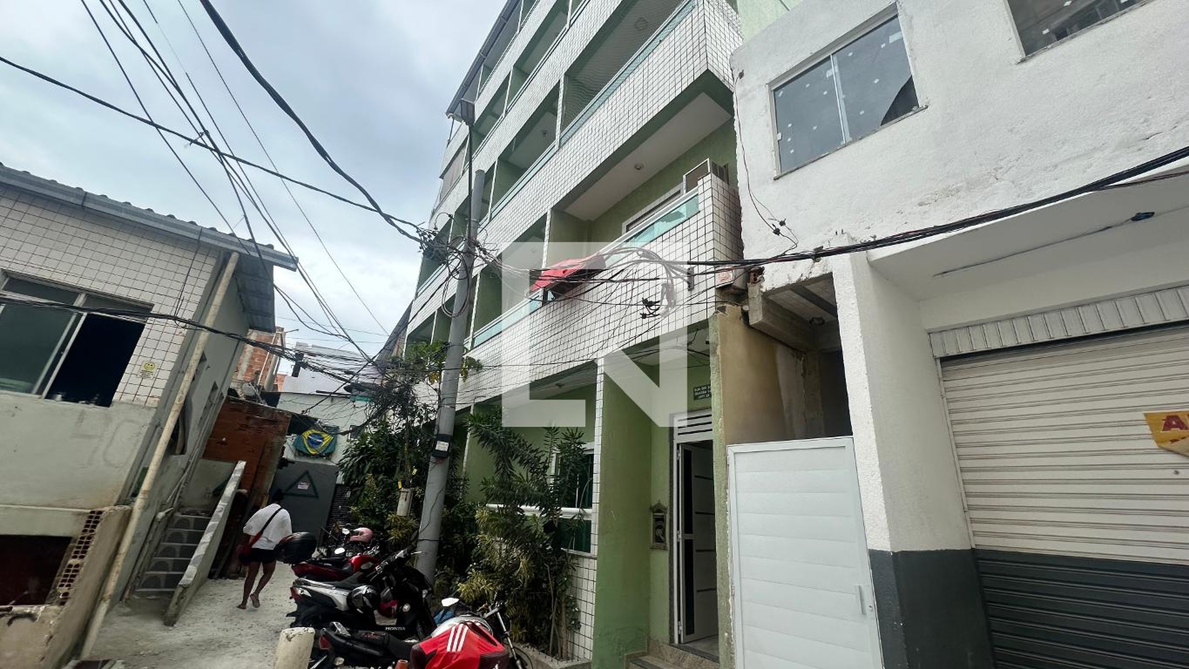 Fachada Condomínio em Rua DW, 261