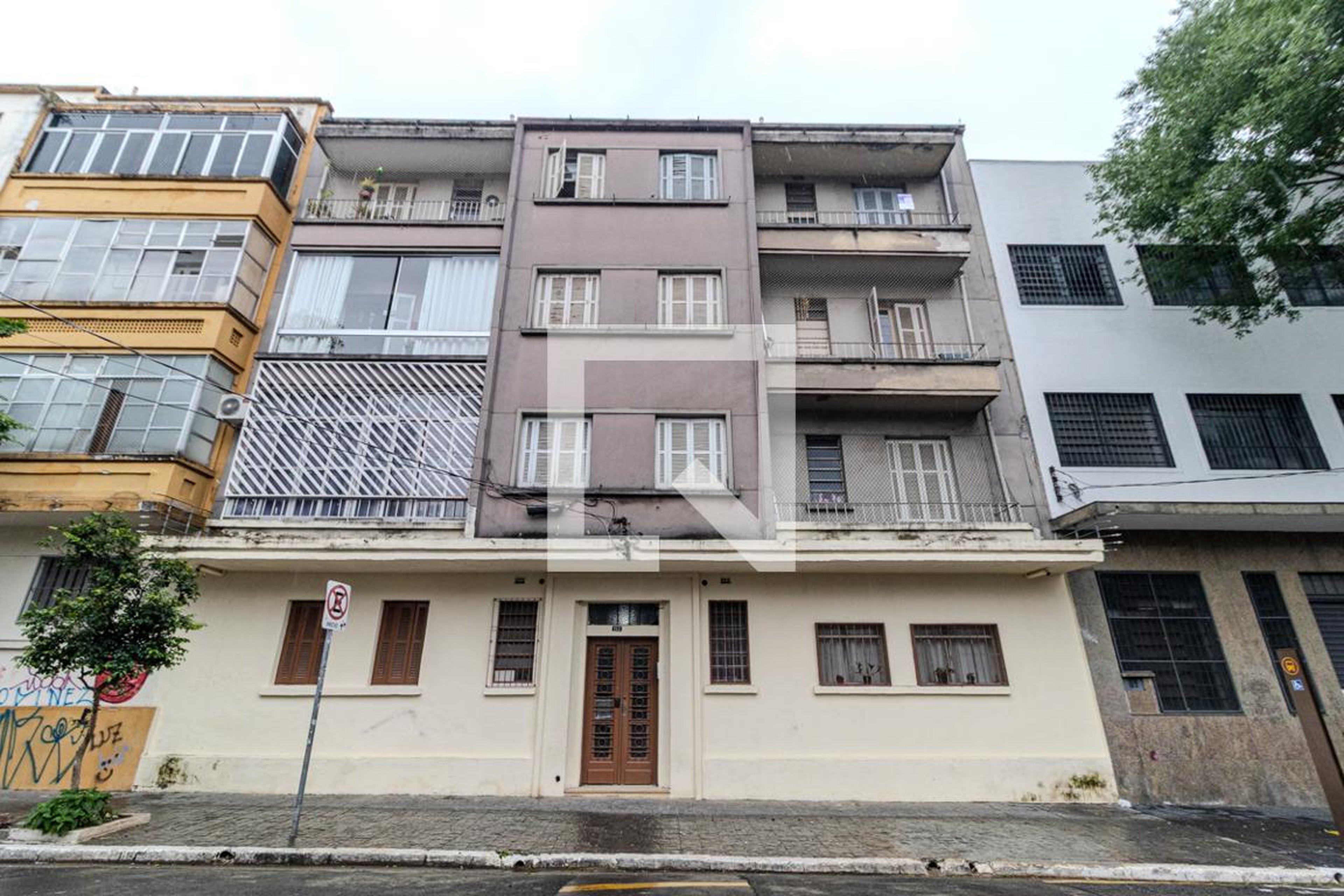 Fachada Condomínio em Rua Adolfo Gordo, 152