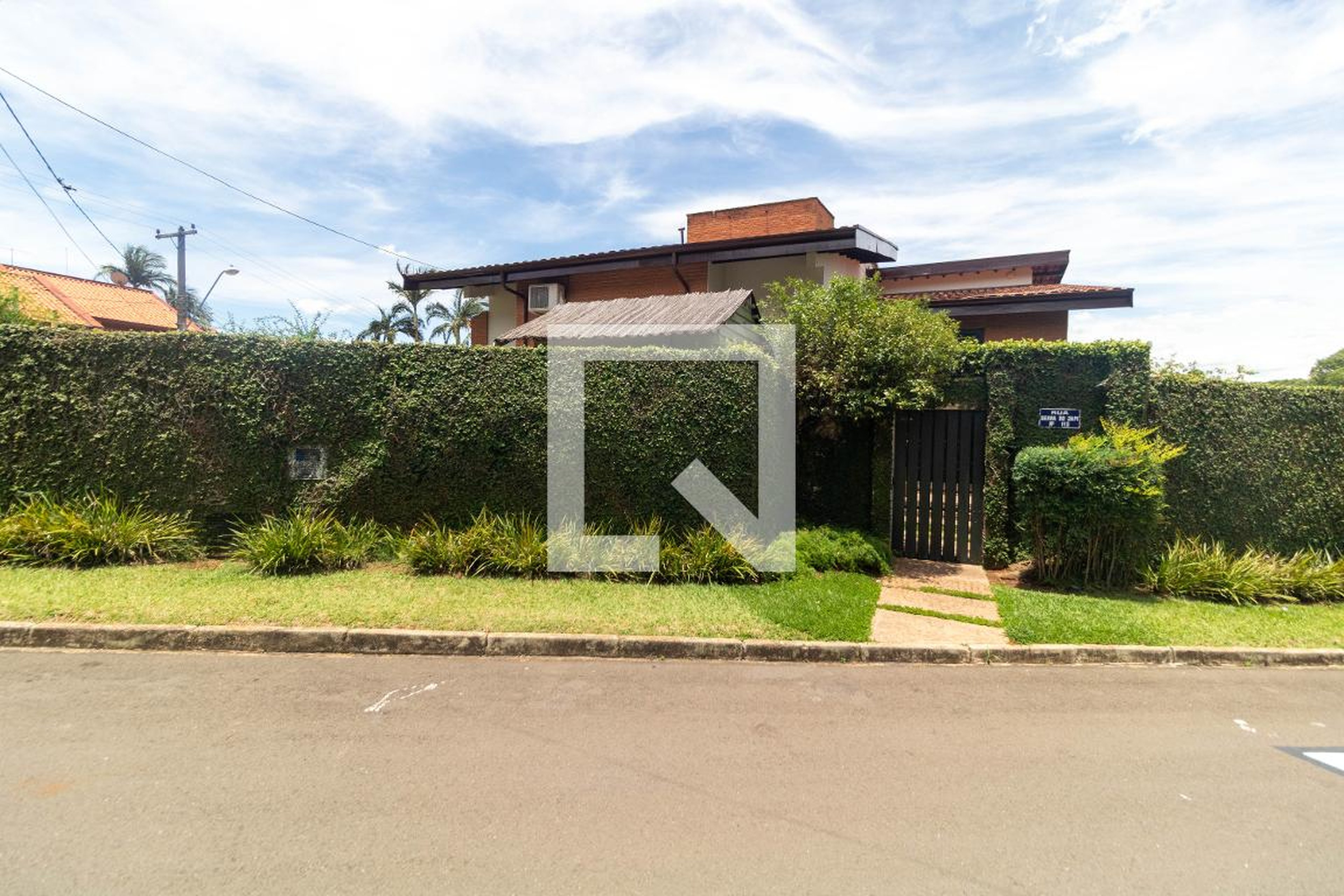 Fachada Condomínio em Rua Serra do Japi, 115