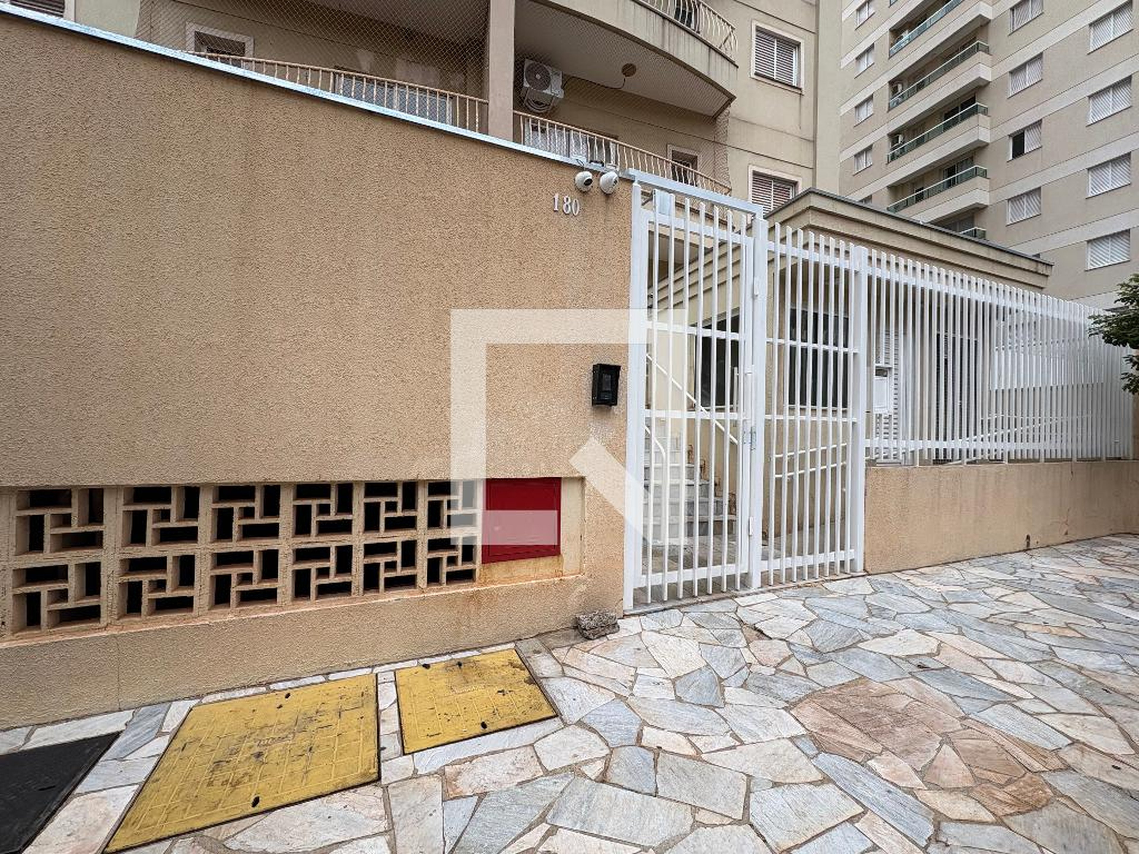 Fachada Condomínio em Rua Arnaud Capuzzo, 180