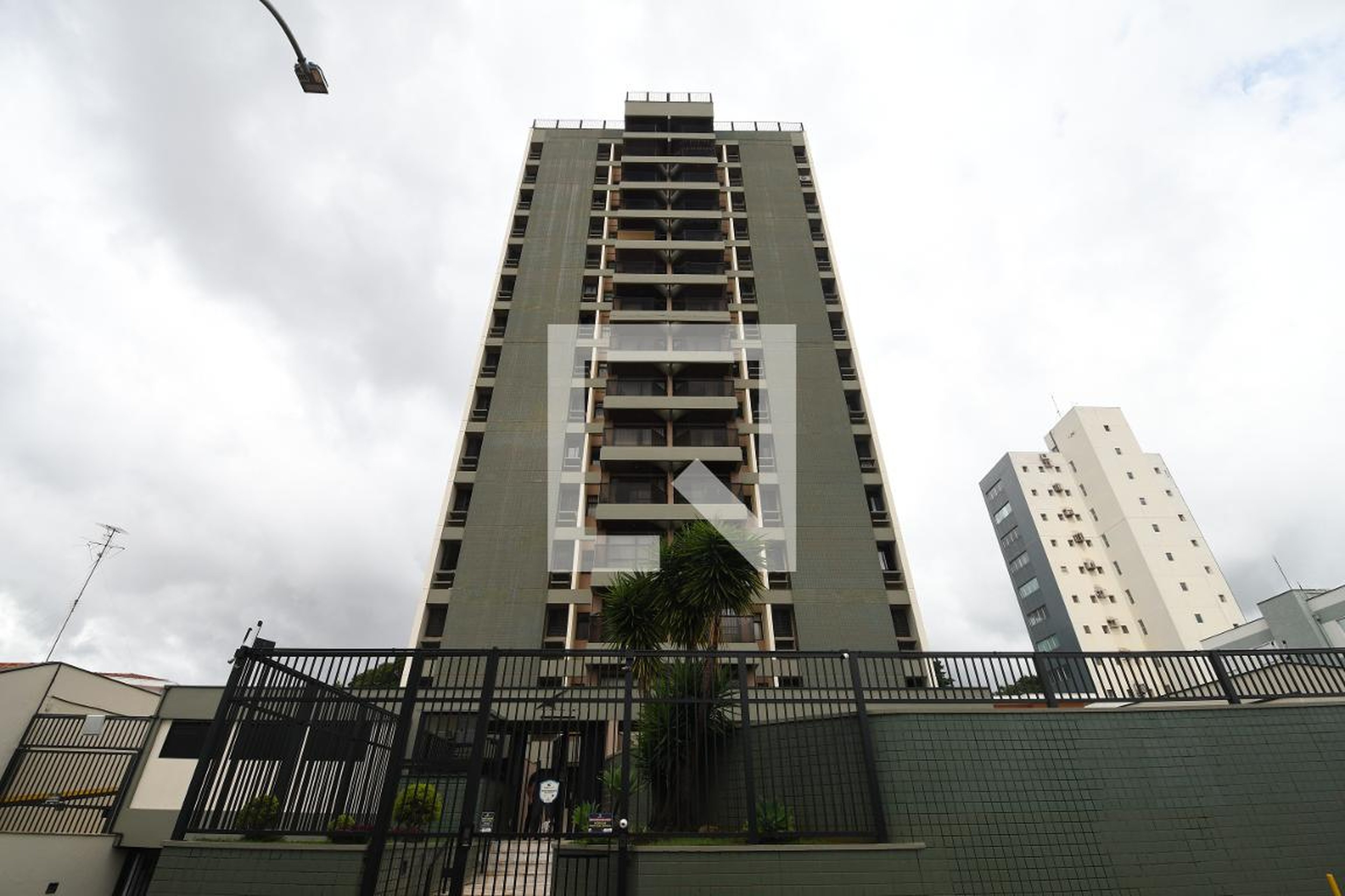 Fachada do Prédio Condomínio em Rua Dona Ester Nogueira, 188