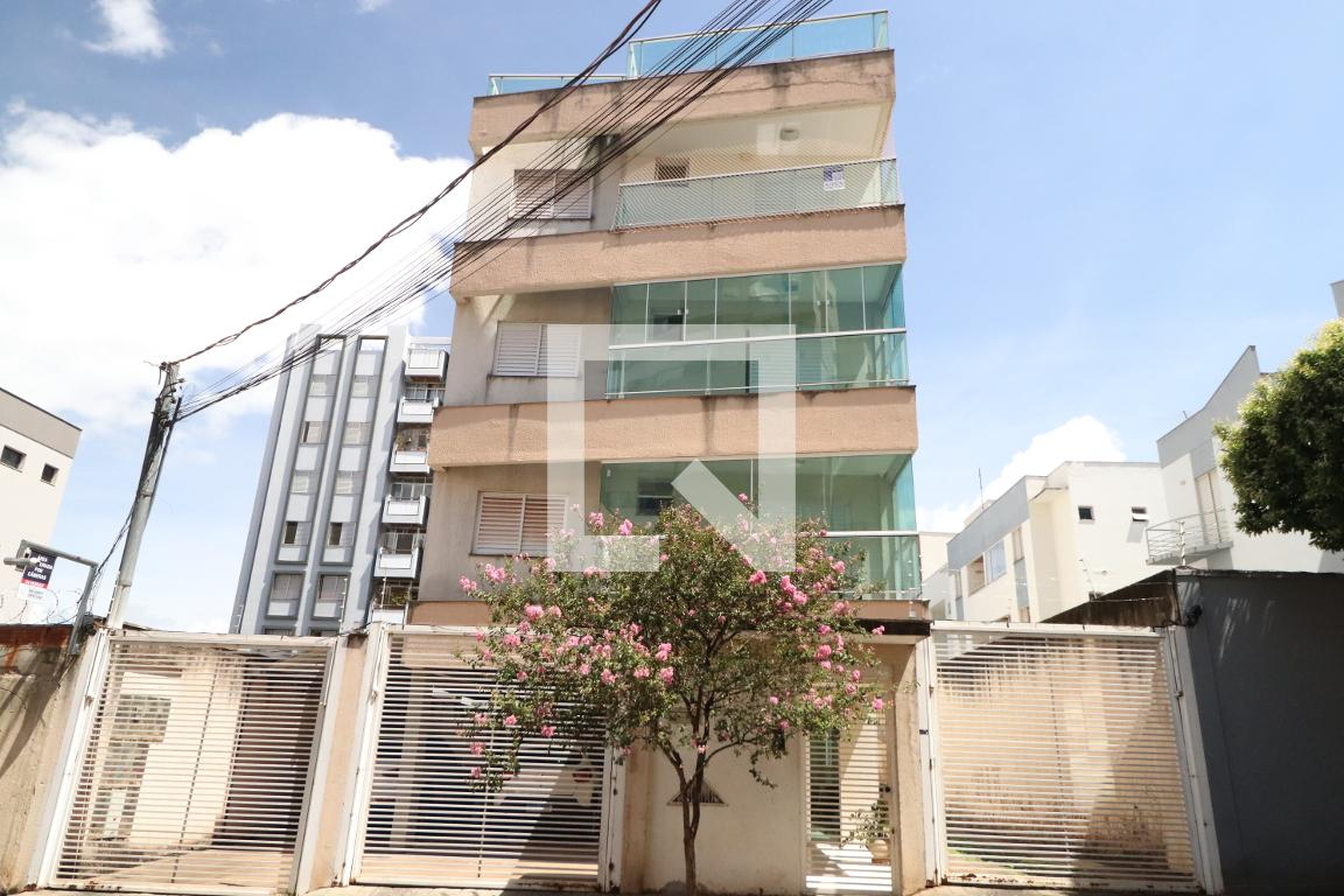 Fachada Condomínio em Rua Irajá, 120