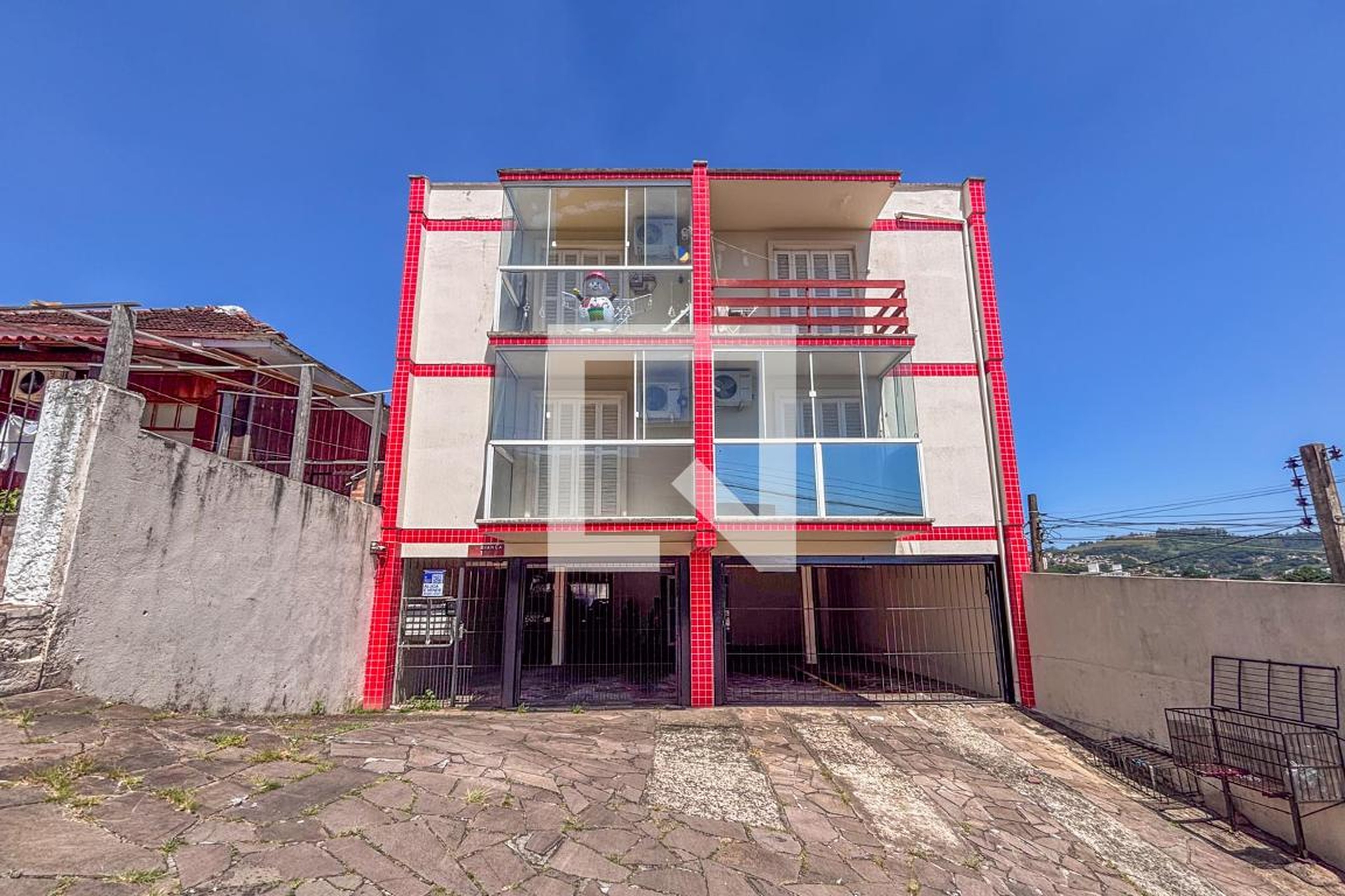 Fachada Condomínio em Rua Martim Minaberry, 155