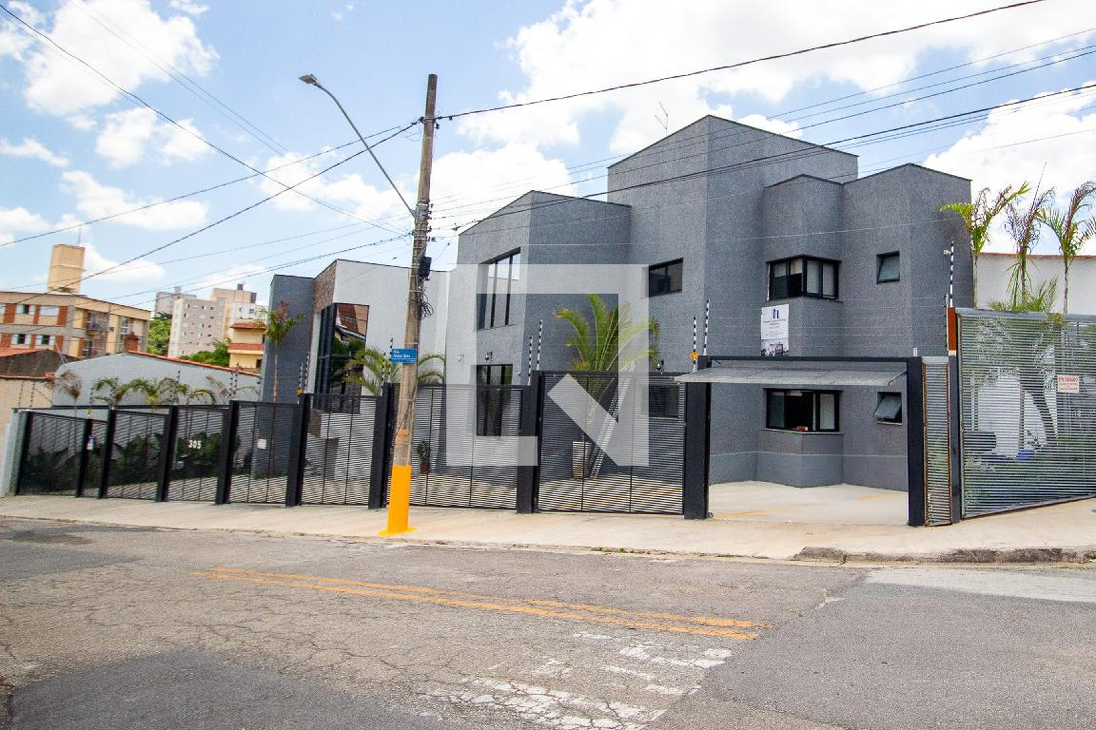 Fachada Condomínio em Rua Álvaro Túnis, 305