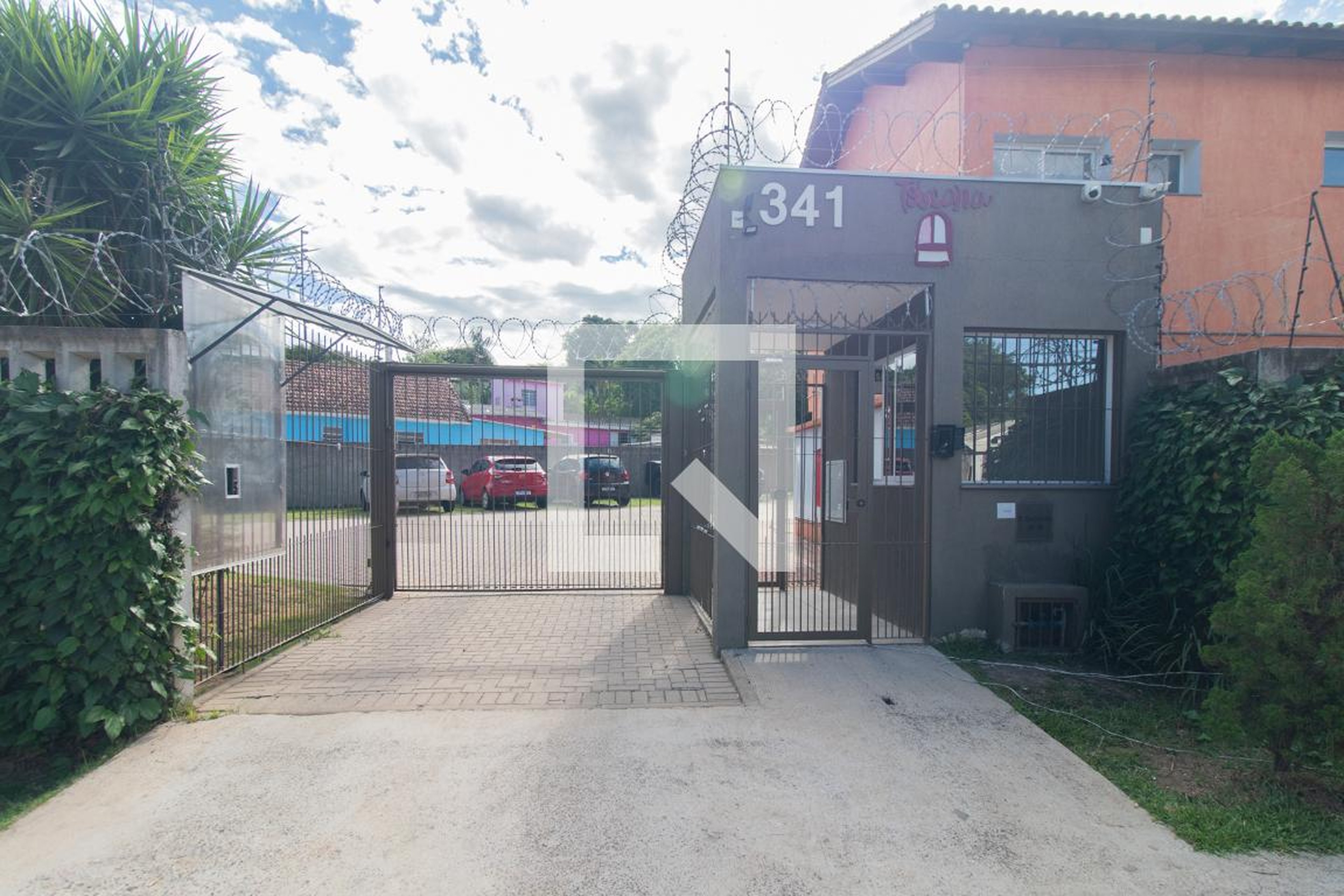 Fachada Condomínio em Rua Dormênio, 5