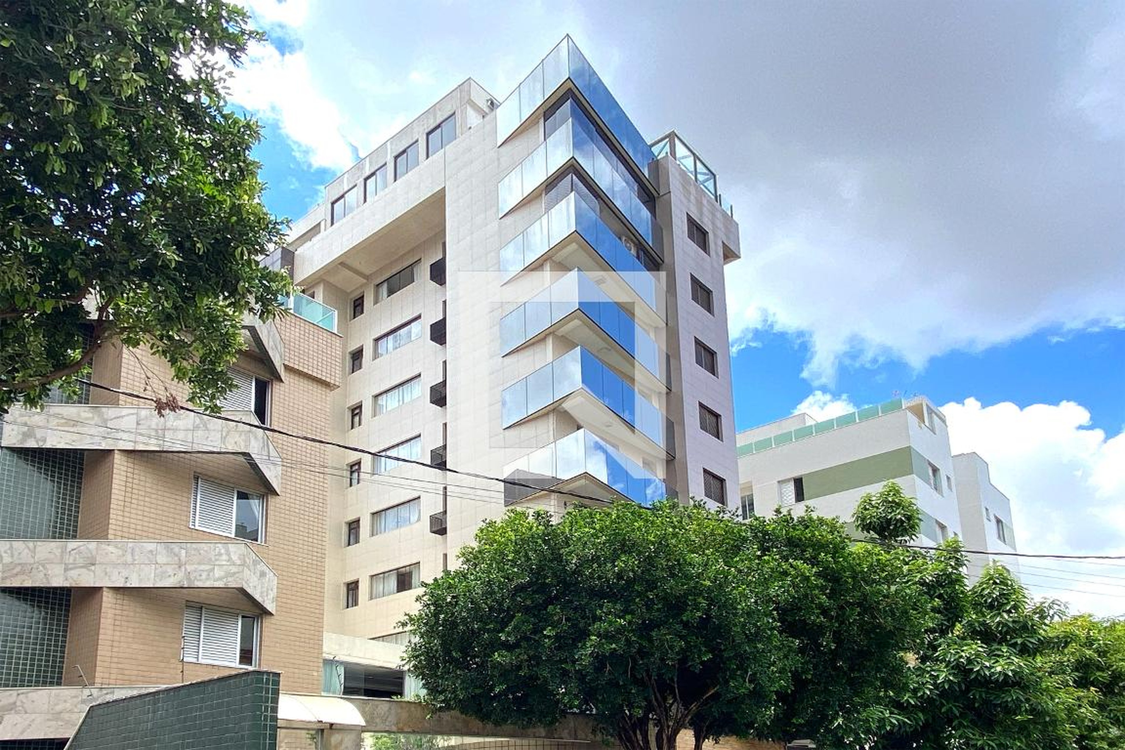 Fachada Condomínio em Rua Esmeralda, 413