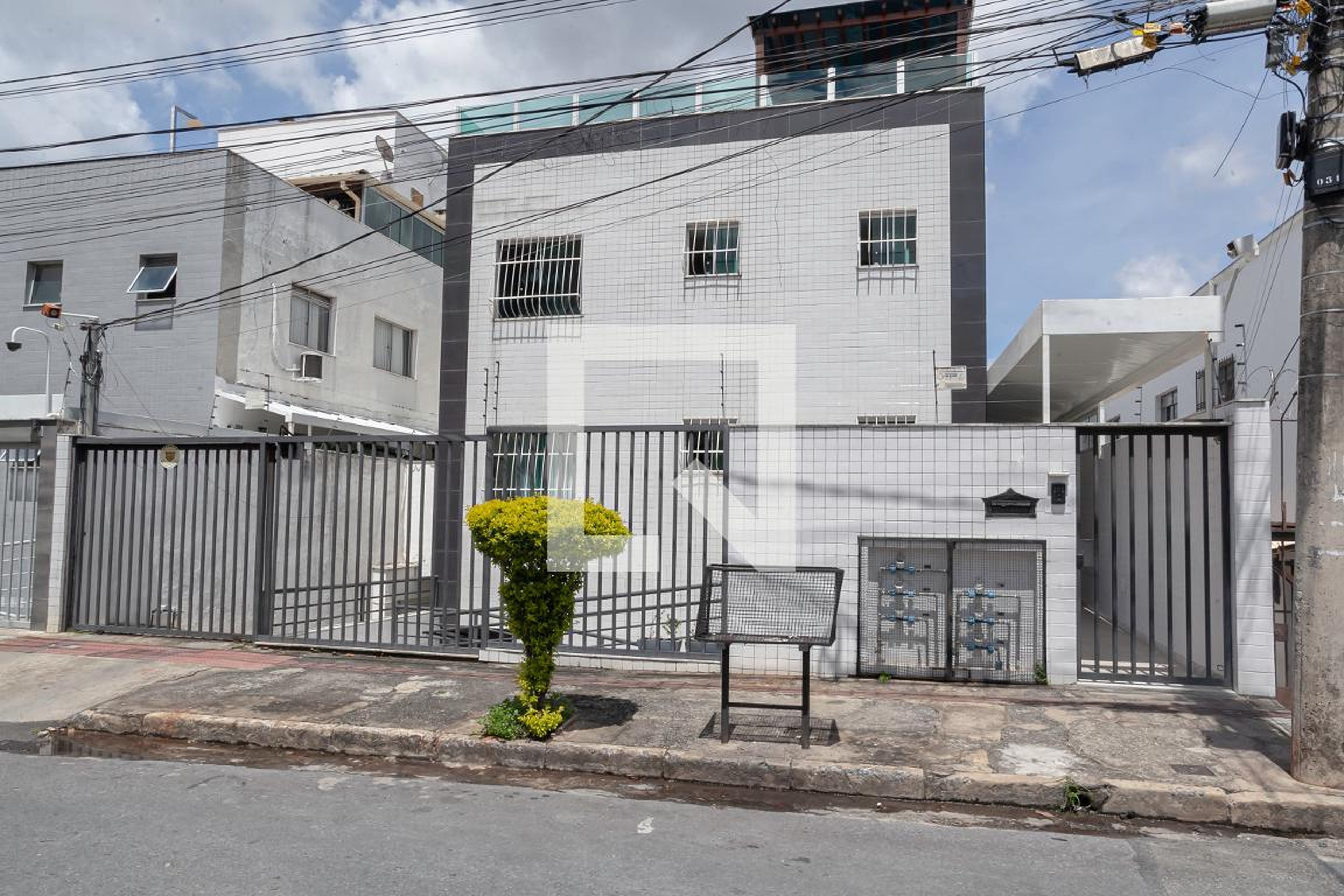 Fachada Condomínio em Rua Luiz Fernando, 230