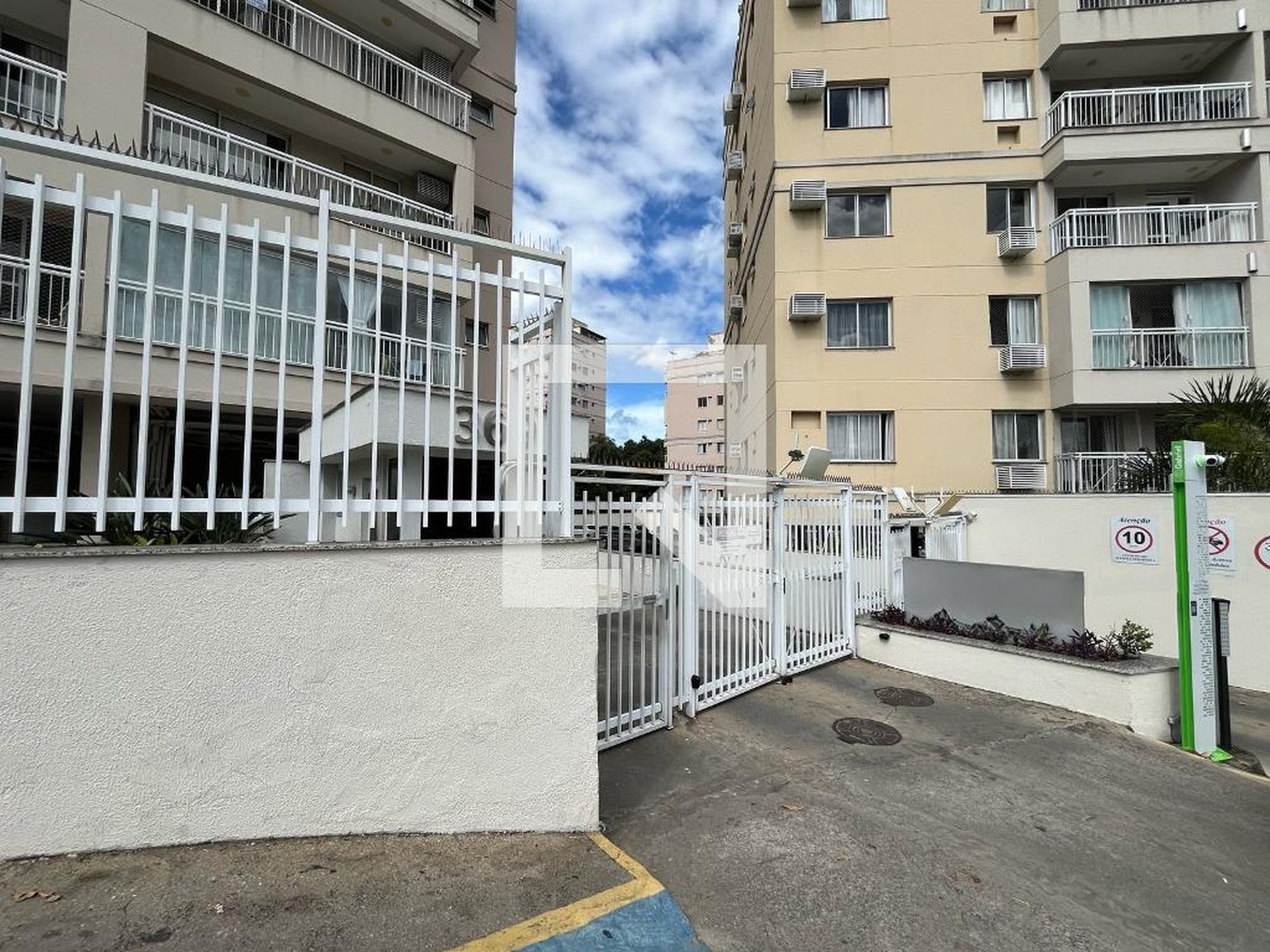 Fachada Condomínio Via Alto Mapendi