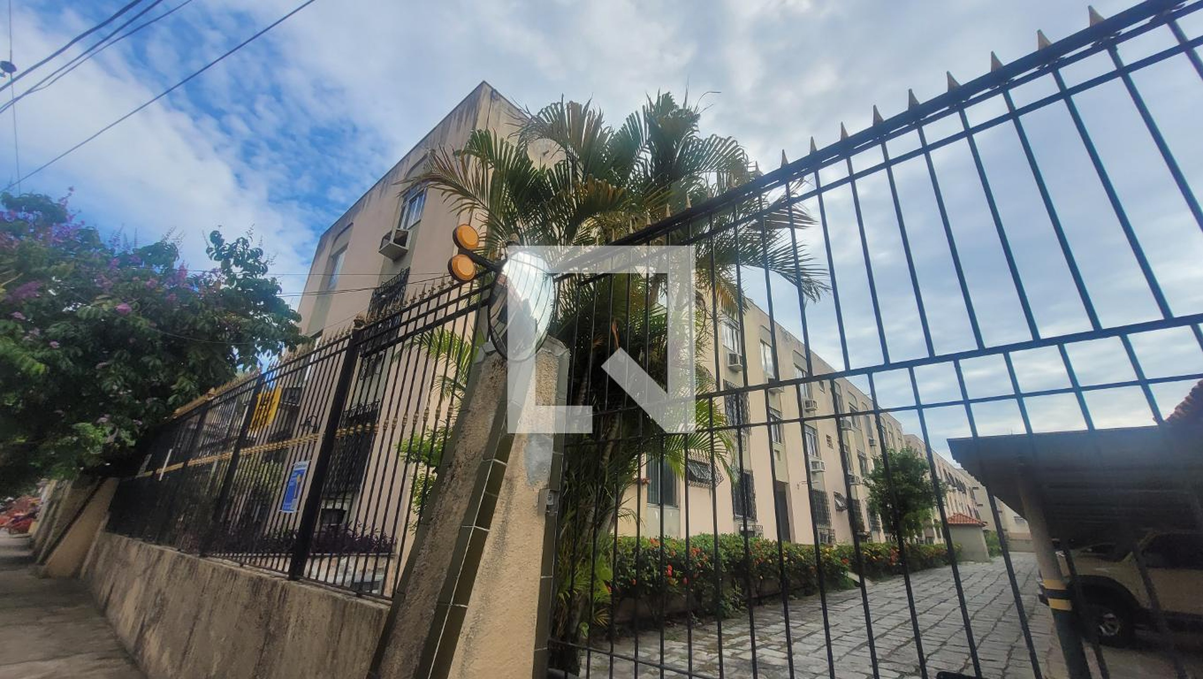 Fachada Condomínio em Rua Capitão Menezes, 375