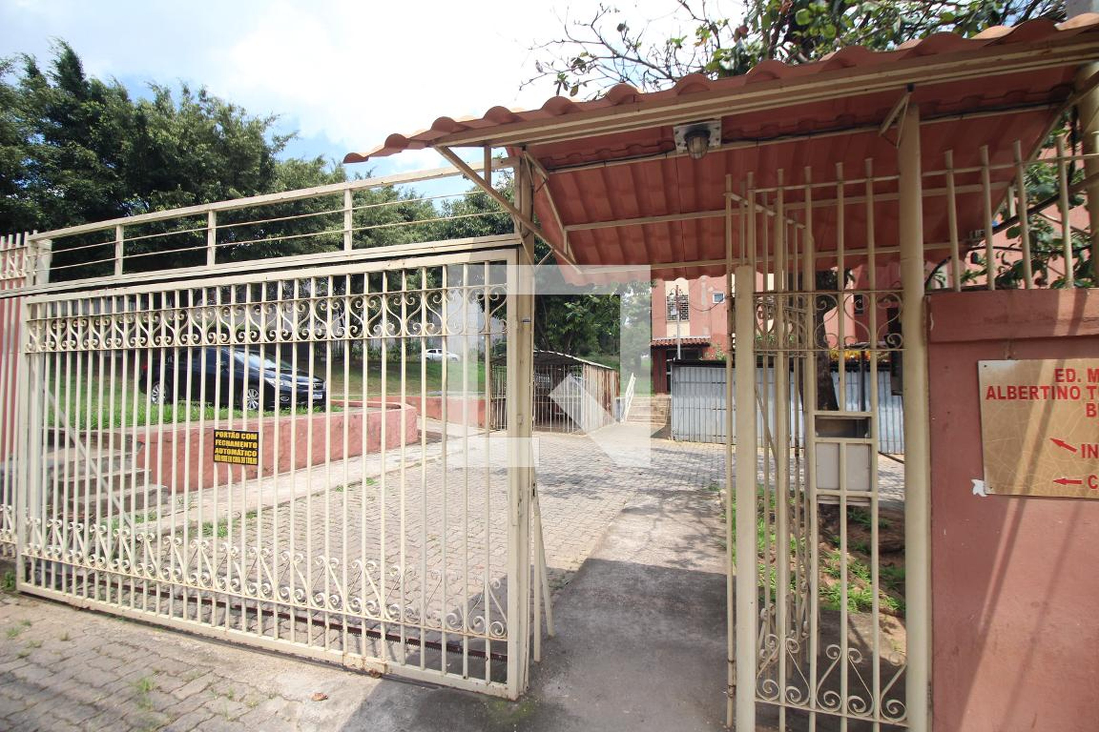 Fachada Condomínio em Rua Albertino Teixeira Dias, 330