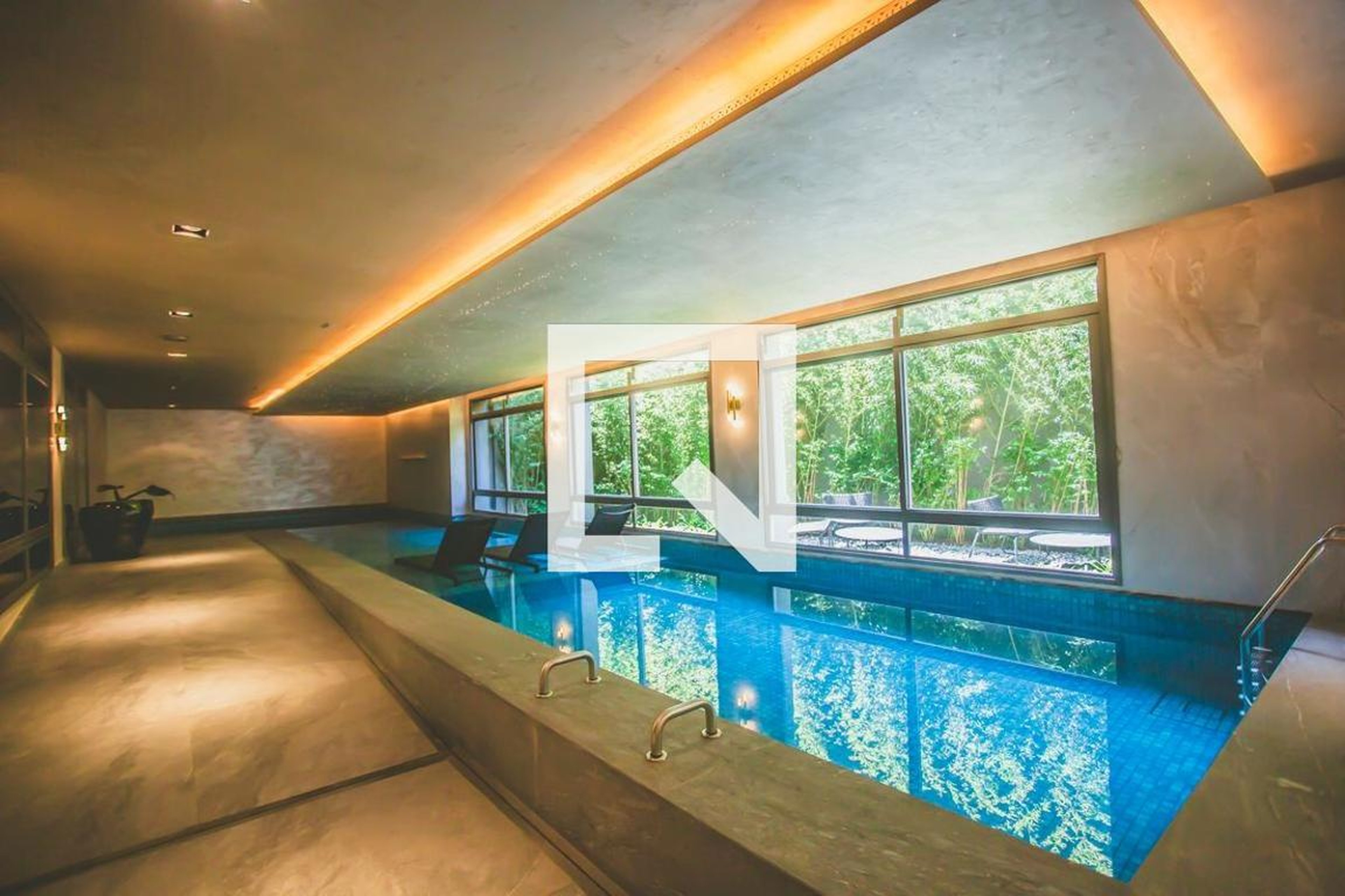 Piscina Coberta - Iconyc House of Charlie