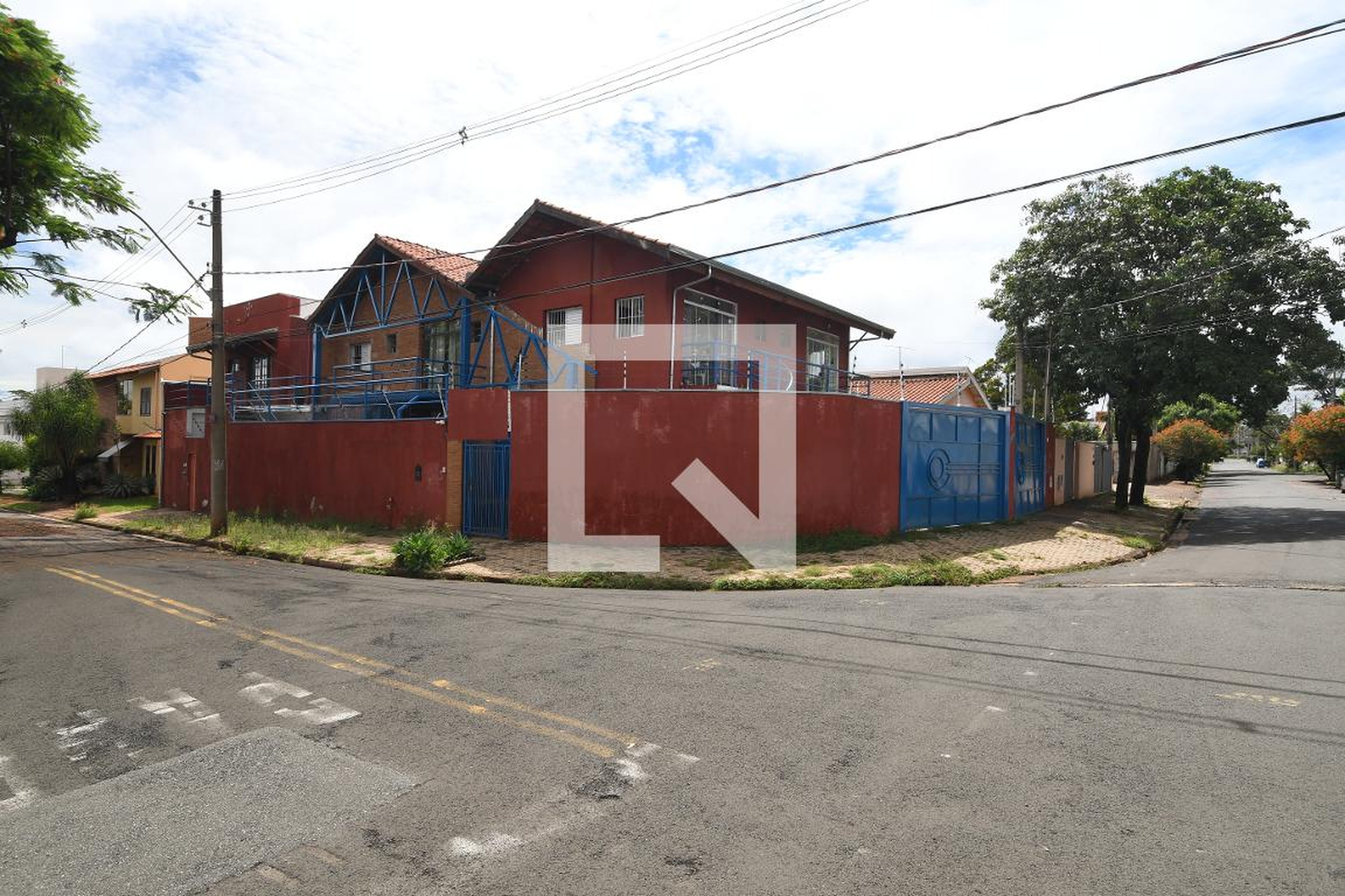 Fachada Condomínio em Rua Luverci Pereira de Souza, 1881