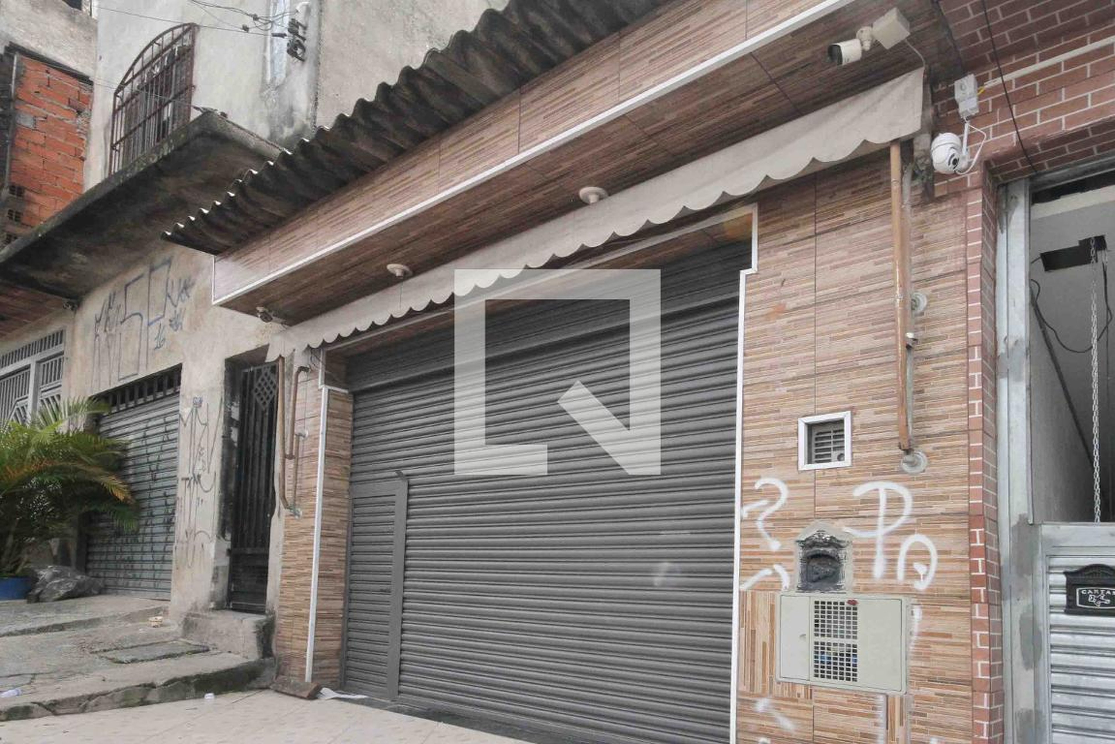 Fachada Condomínio em Rua Palmeira de Vinho, 399