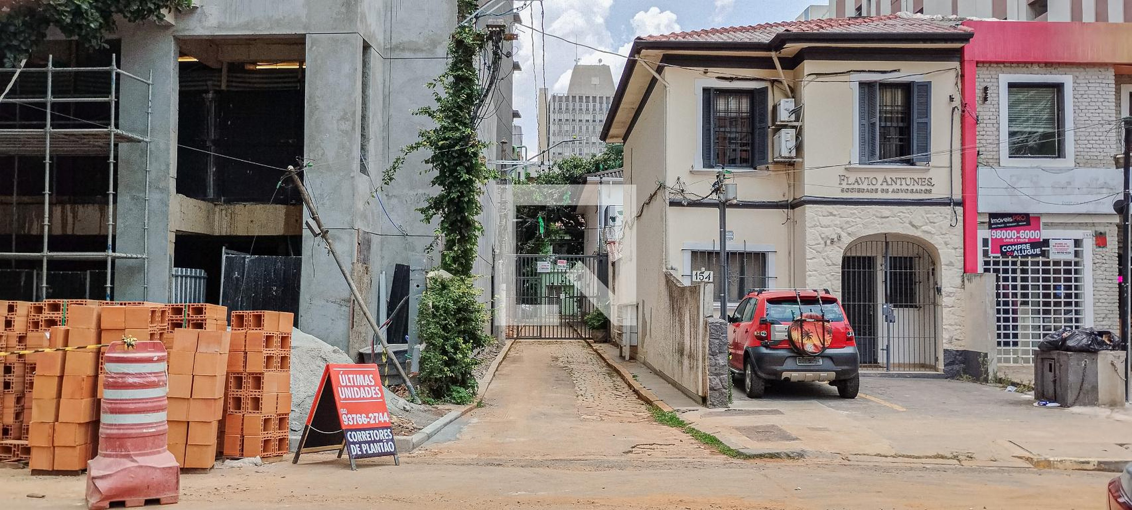 Fachada Condomínio em Rua Antônio Porrio, 154