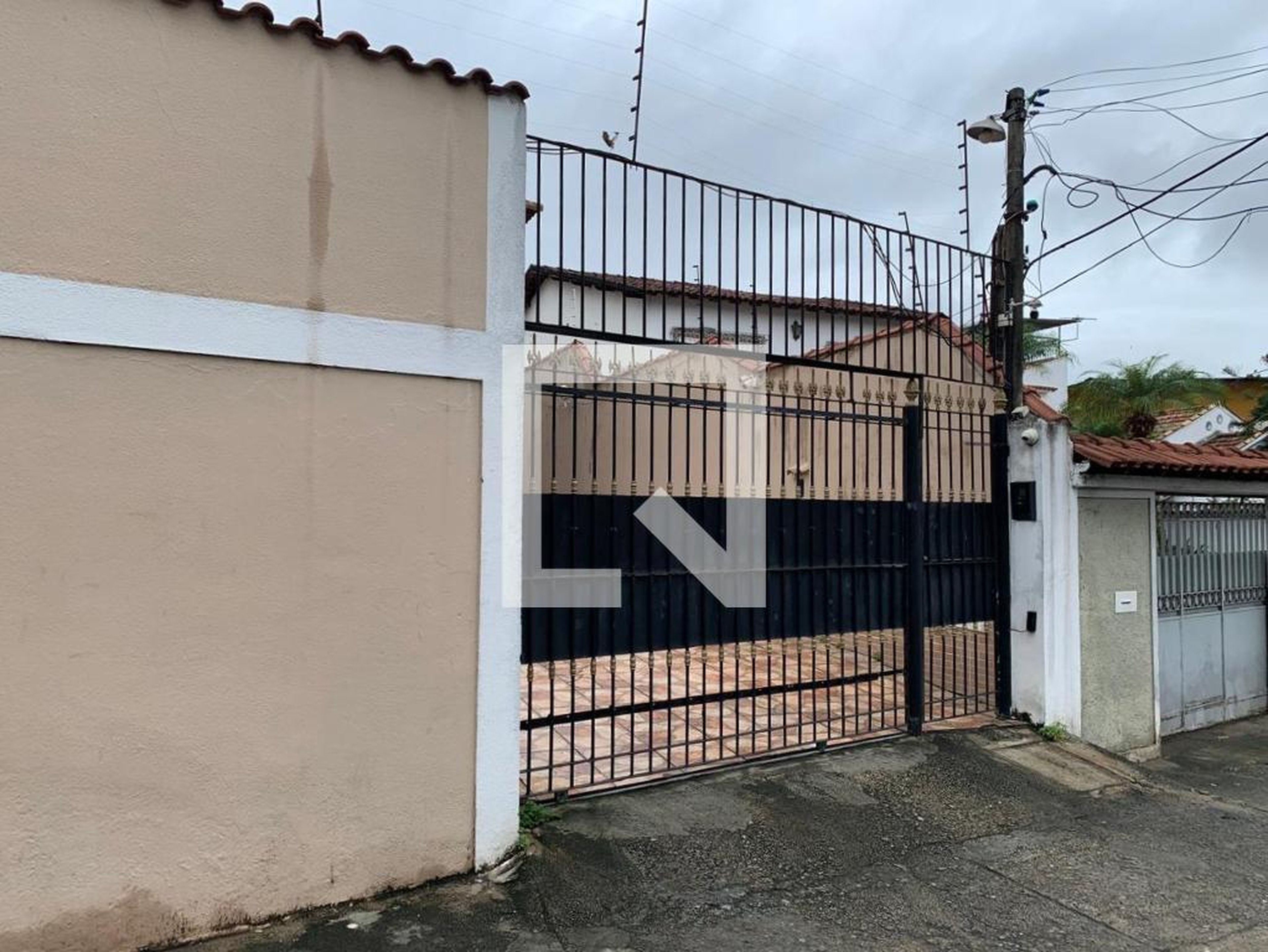 Fachada Condomínio em Rua Samuel das Neves, 37