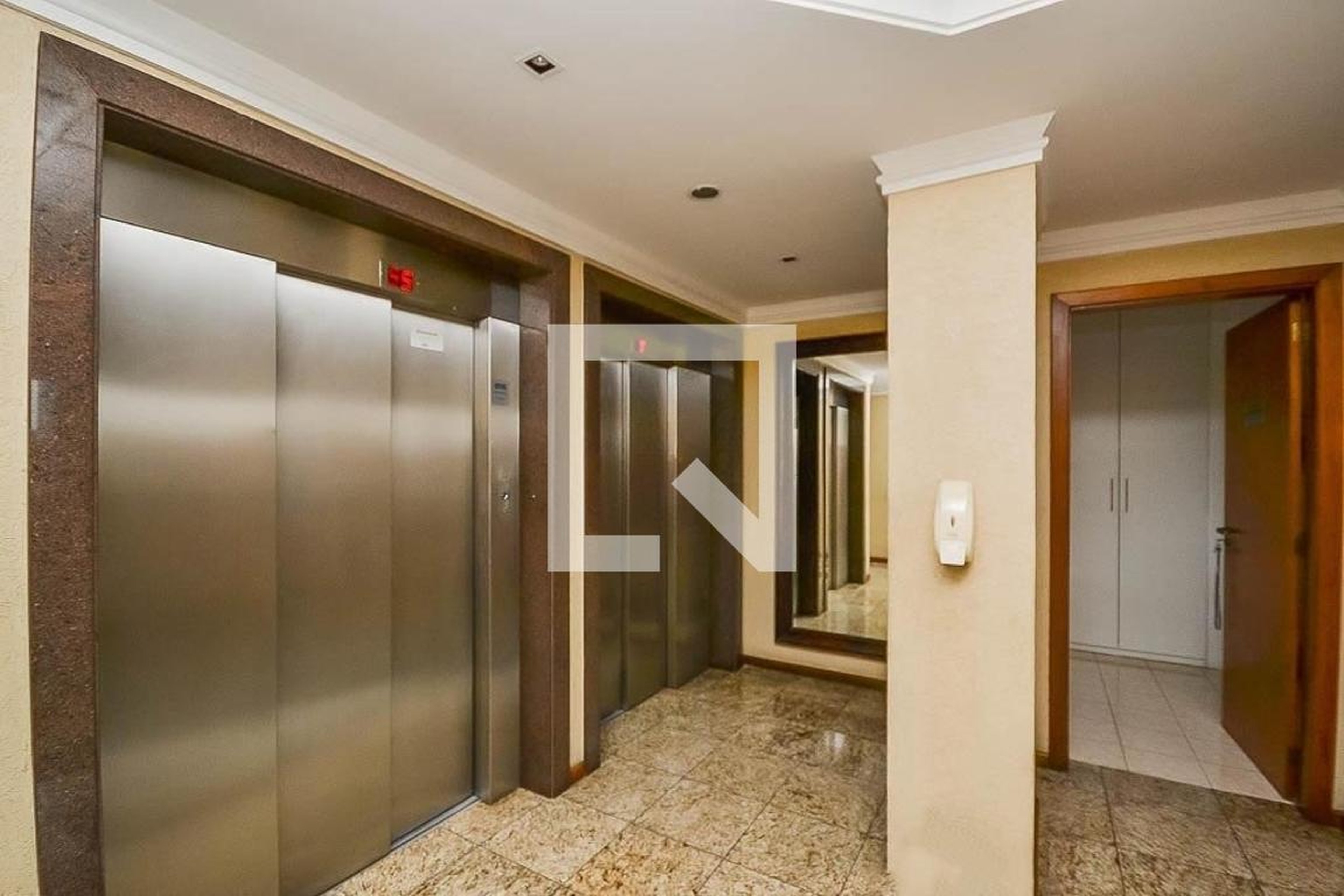 Hall Condomínio em Rua Barão do Guaíba, 1042