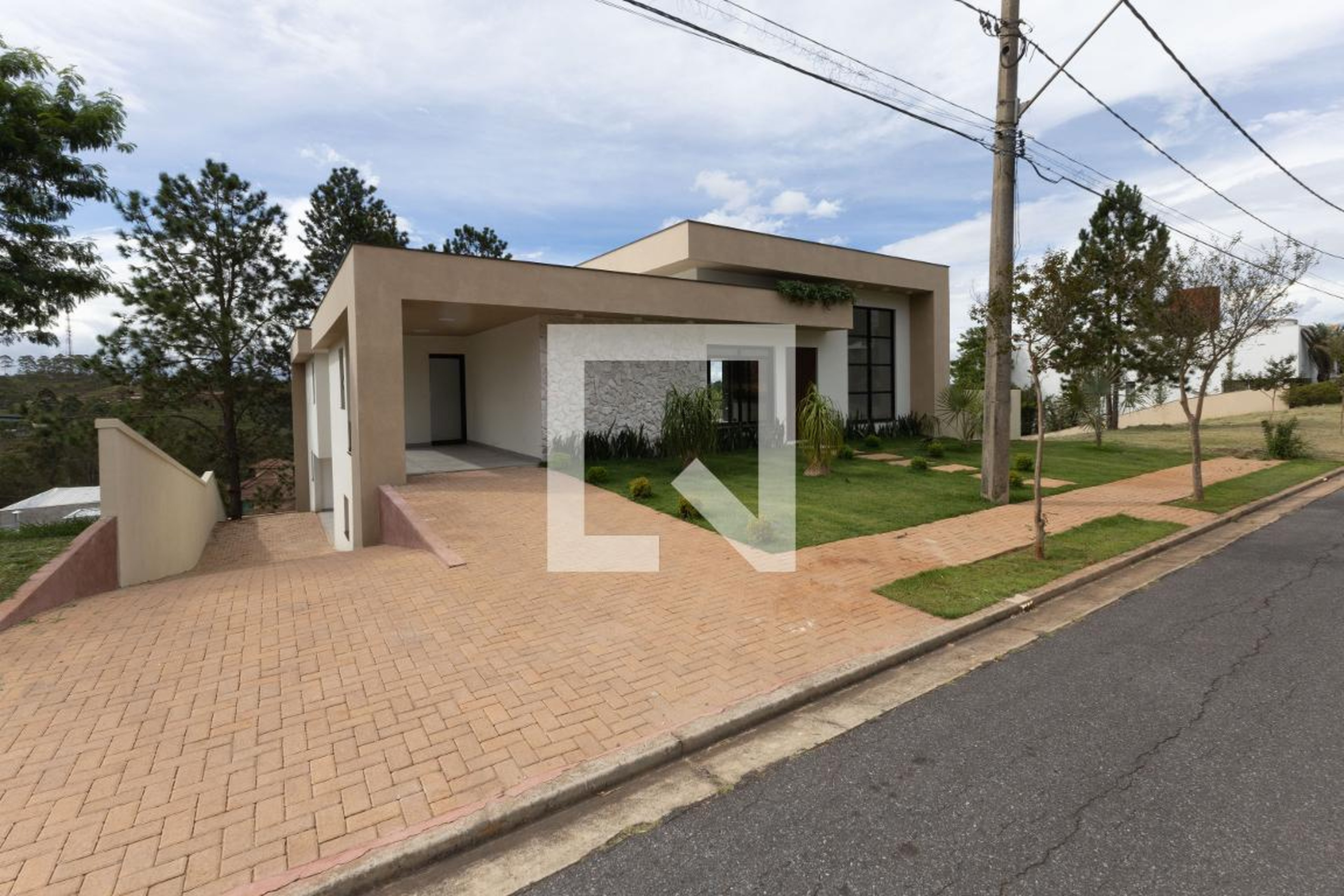 Fachada Condomínio em Rua Esmeralda, 1325