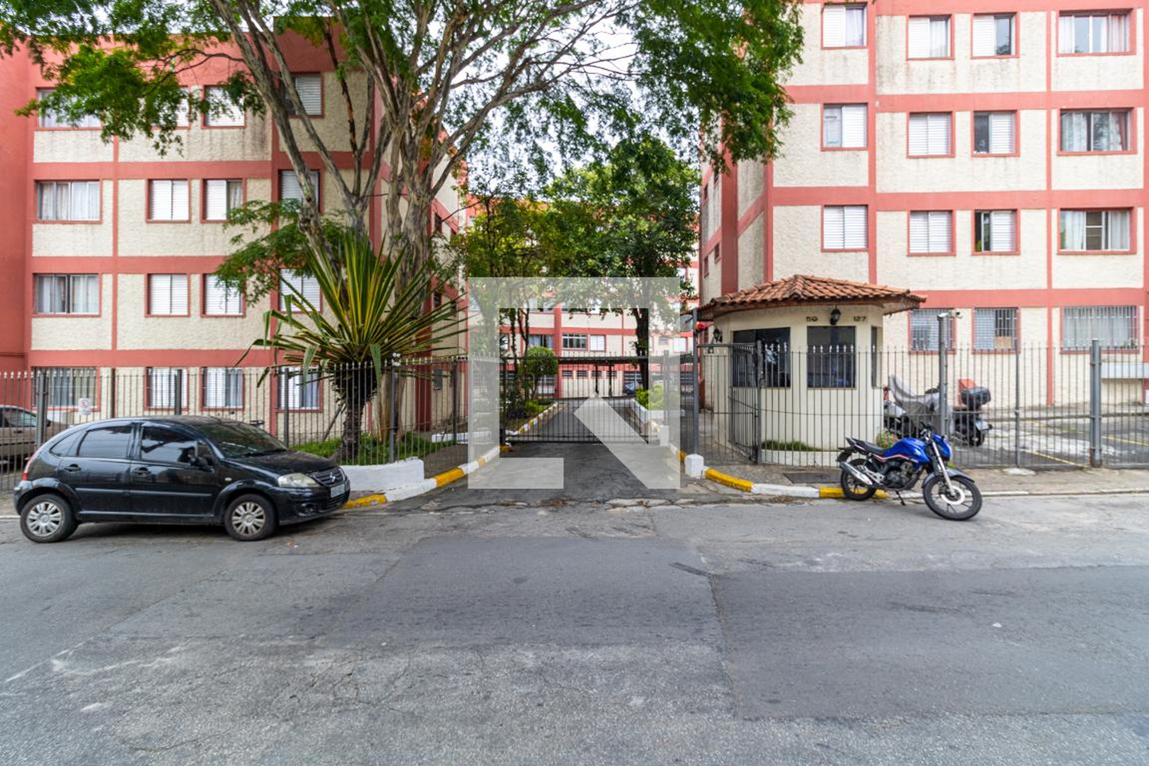 Fachada Condomínio em Rua Camarujipe, 550