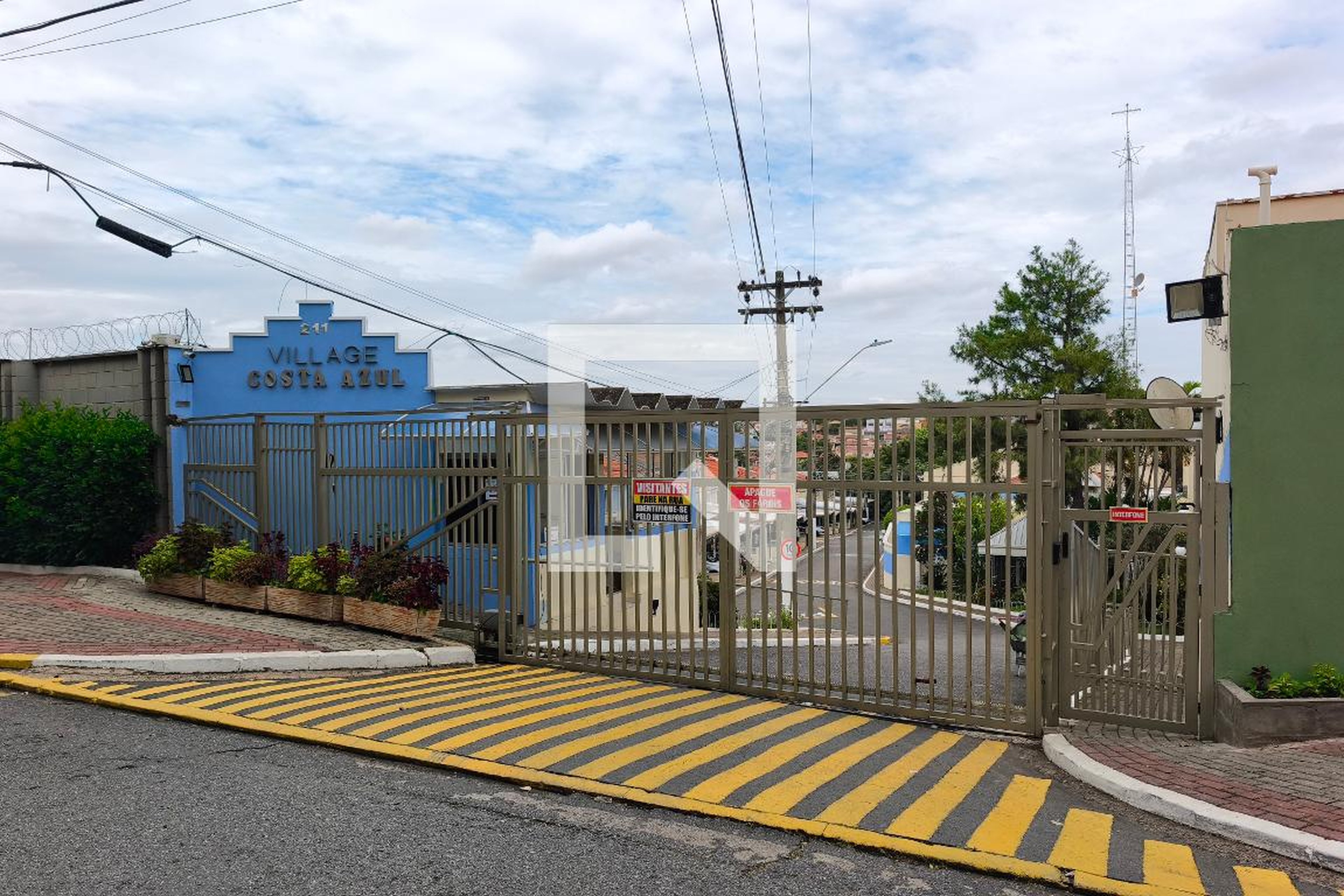 Fachada do Condomínio Condomínio Village Costa Azul