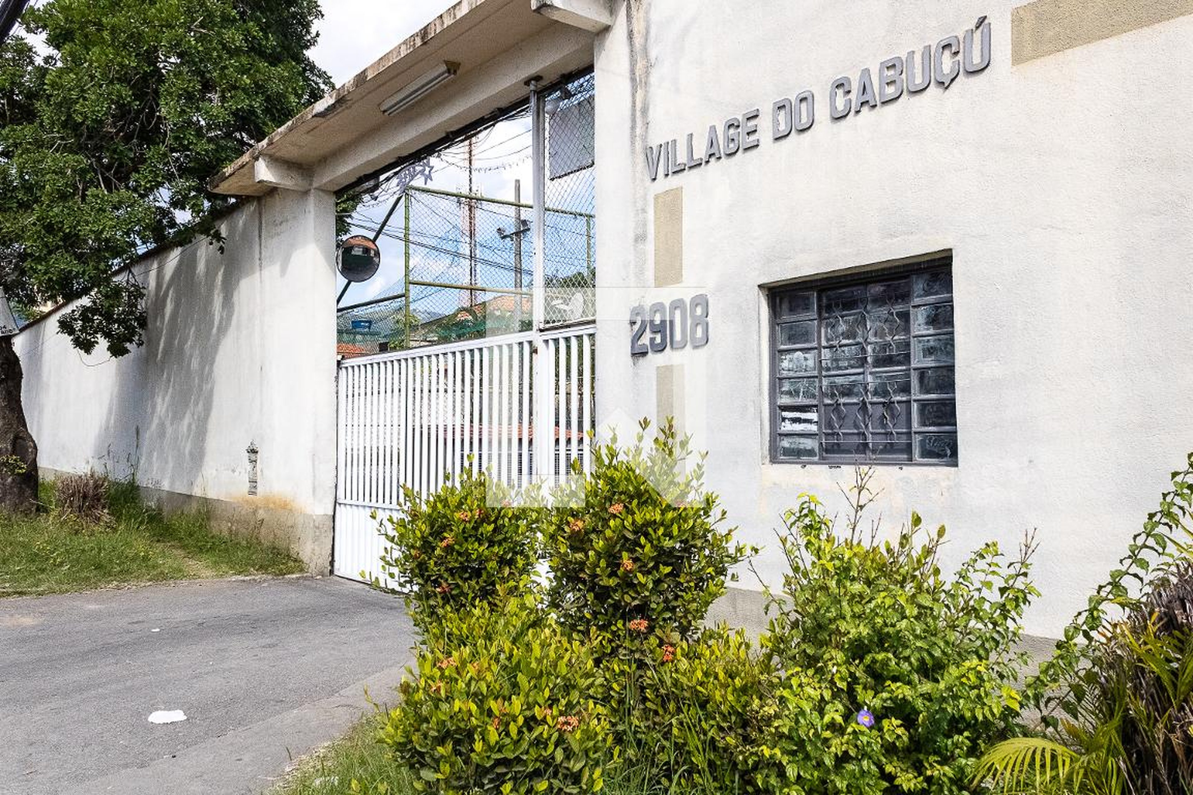 Fachada do condomínio Condomínio Village do Cabuçu