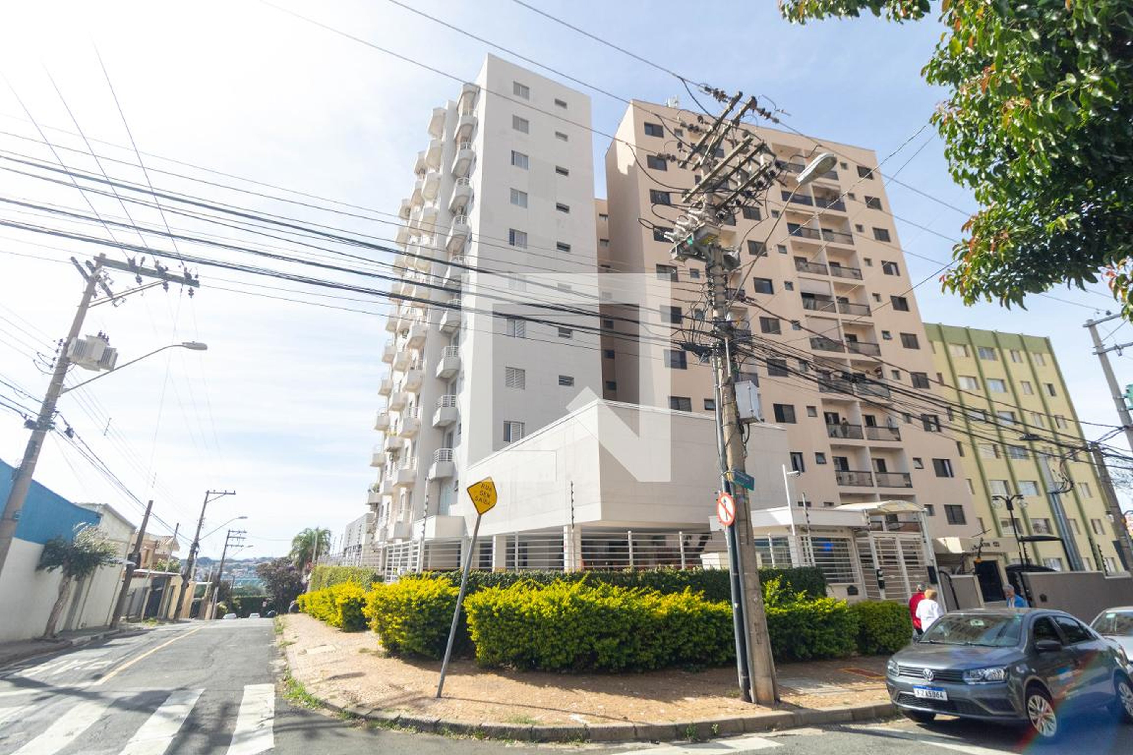 Fachada Condomínio em Rua Oscar Leite, 111