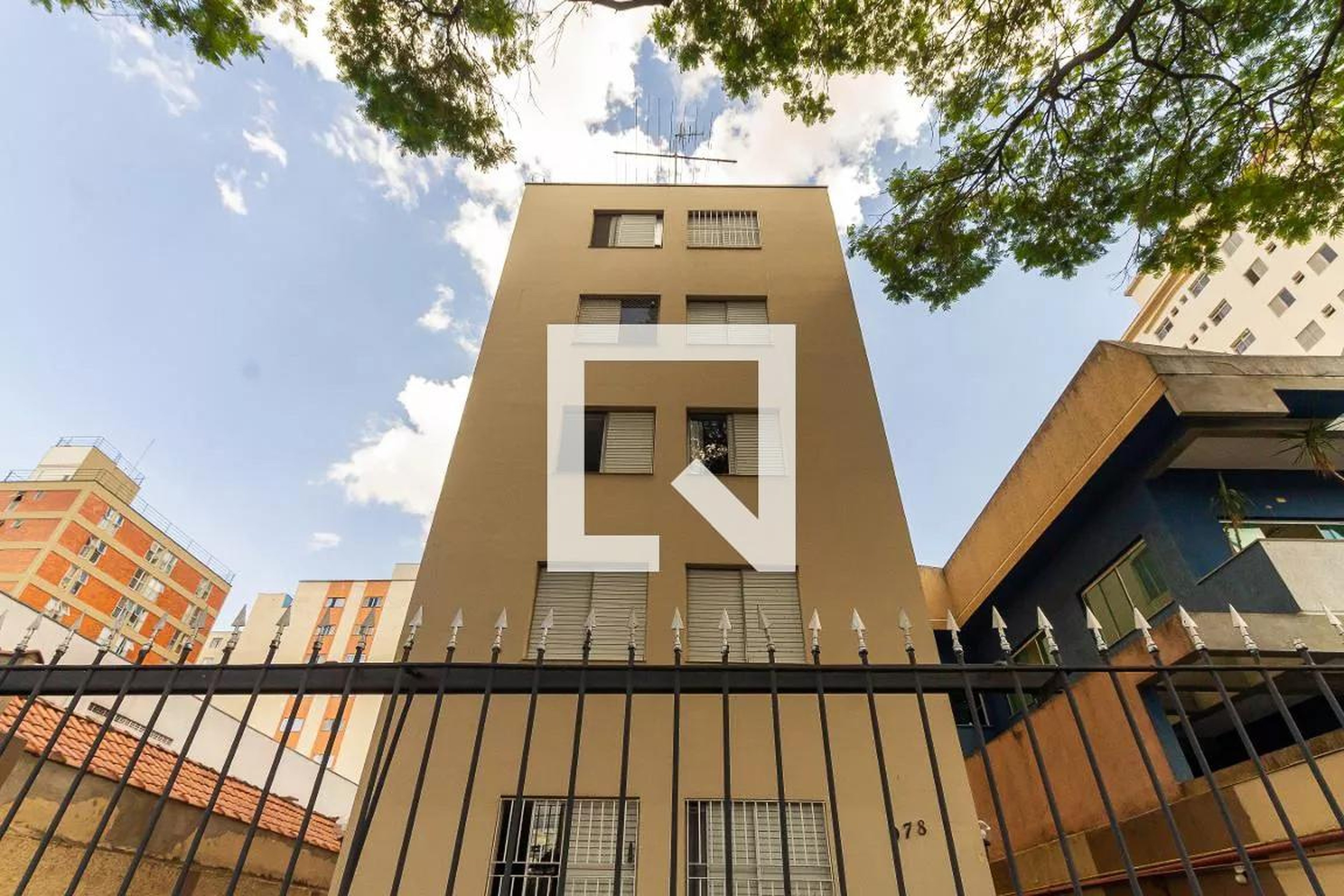 Fachada Condomínio em Rua Serra de Botucatu, 976