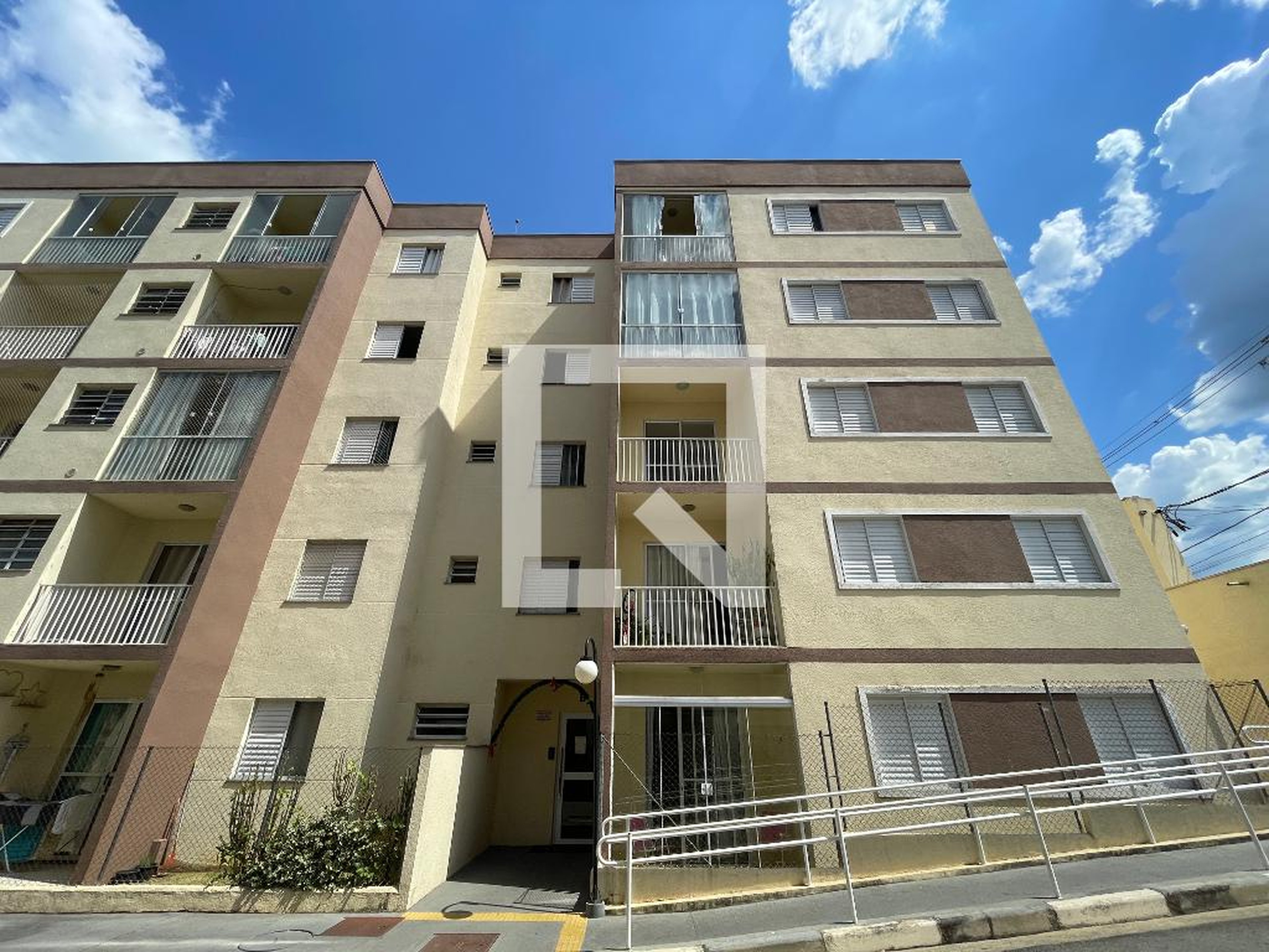 Entrada Condomínio em Rua Mario Andreatini, 165