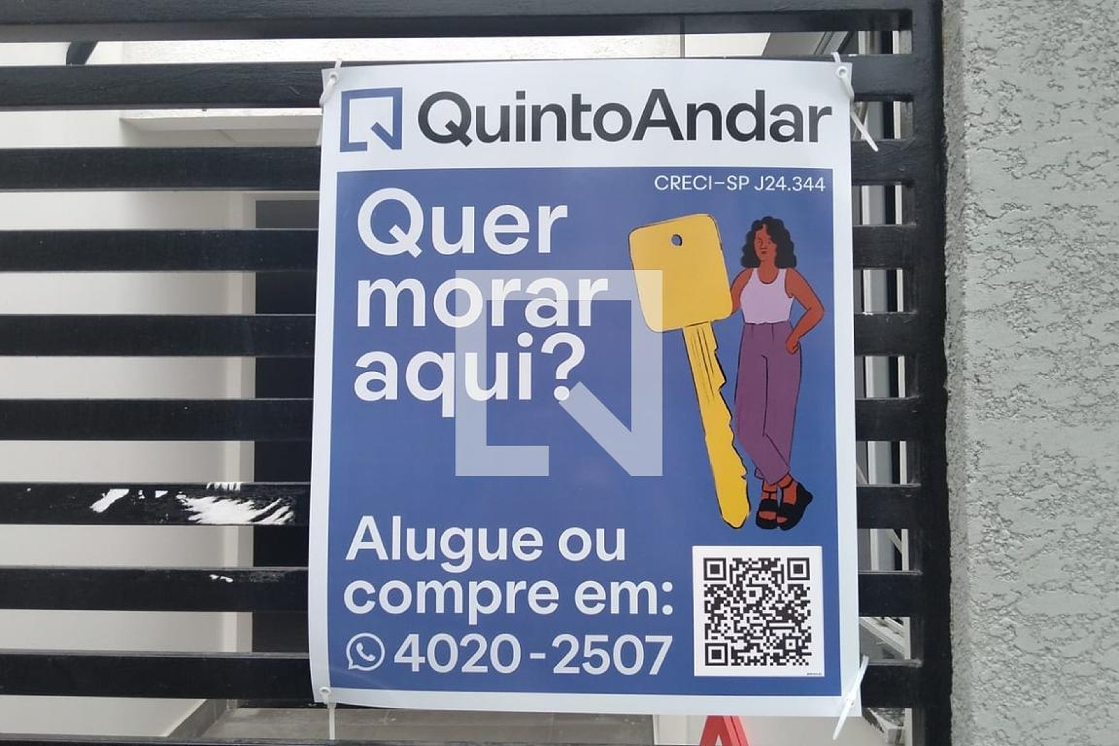 Fachada Condomínio em Rua Vale da Ribeira, 51