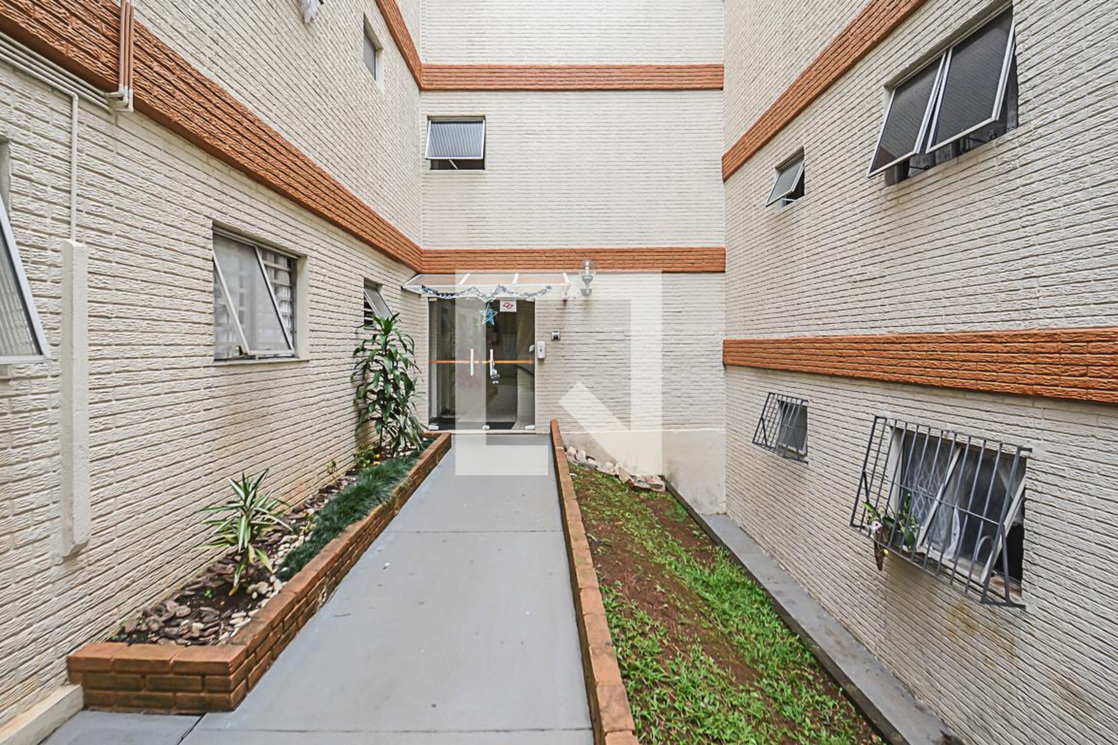 Hall de entrada Condomínio Resi. Parque das Flores (ED Rosas)