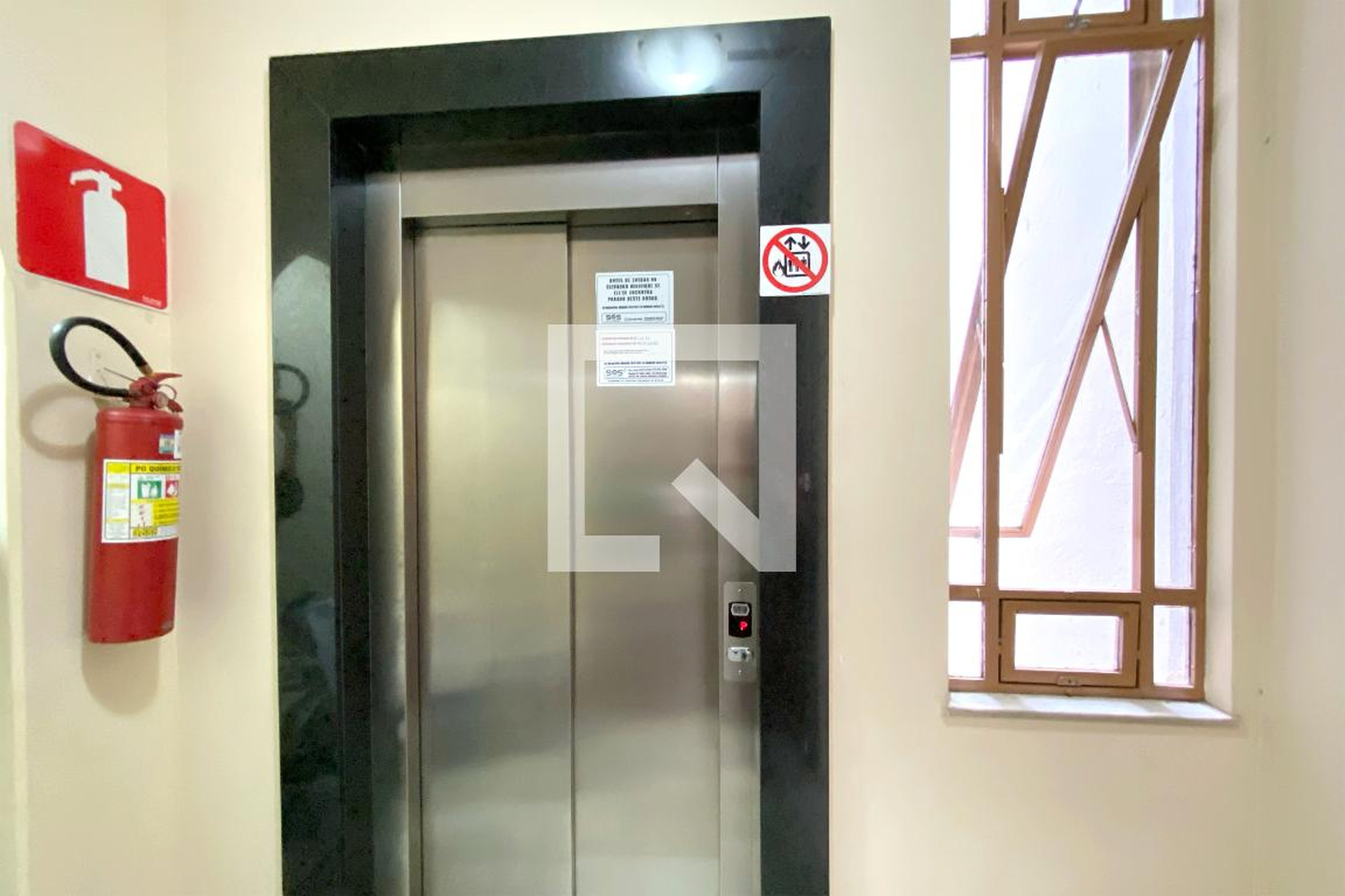 Elevador - Job Ferreira de Alcântara