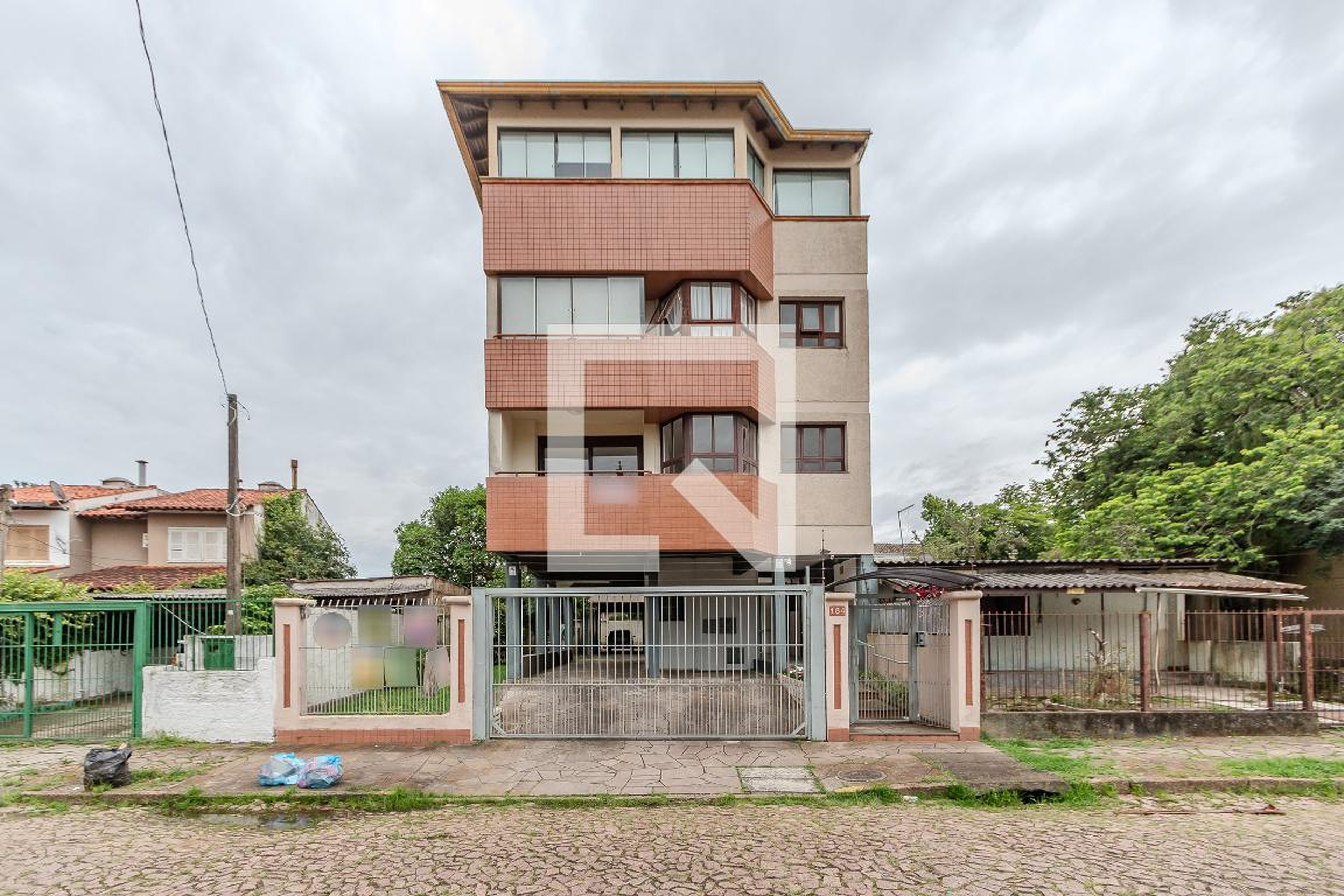 Fachada Condomínio em Rua Dona Elvira, 184